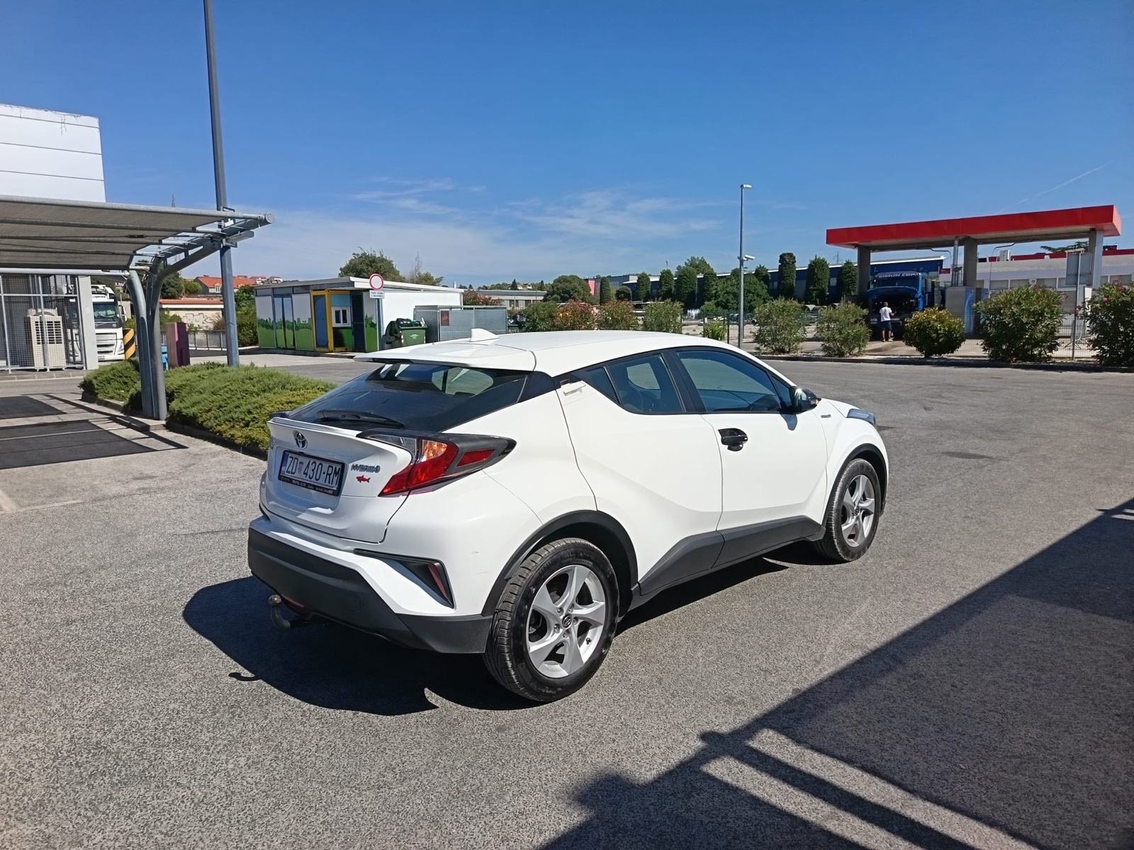 Toyota C-HR 1,8 automatik, fotografija 13