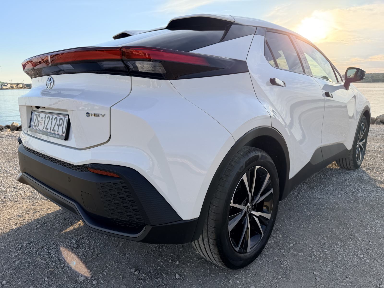 Toyota C-HR 1,8 HEV hybrid, model 2024., prvi vlasnik, RH, fotografija 7