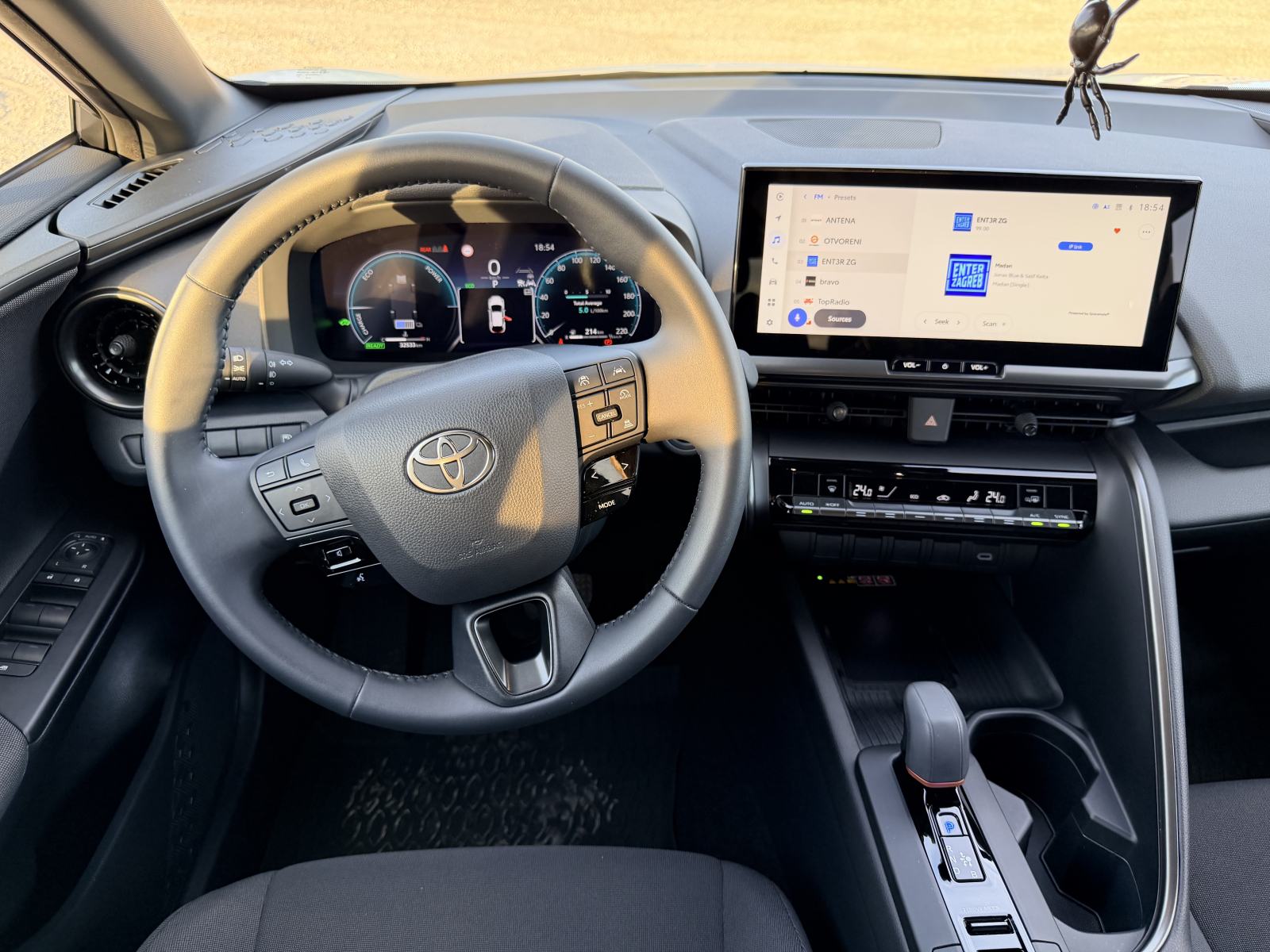 Toyota C-HR 1,8 HEV hybrid, model 2024., prvi vlasnik, RH, fotografija 10
