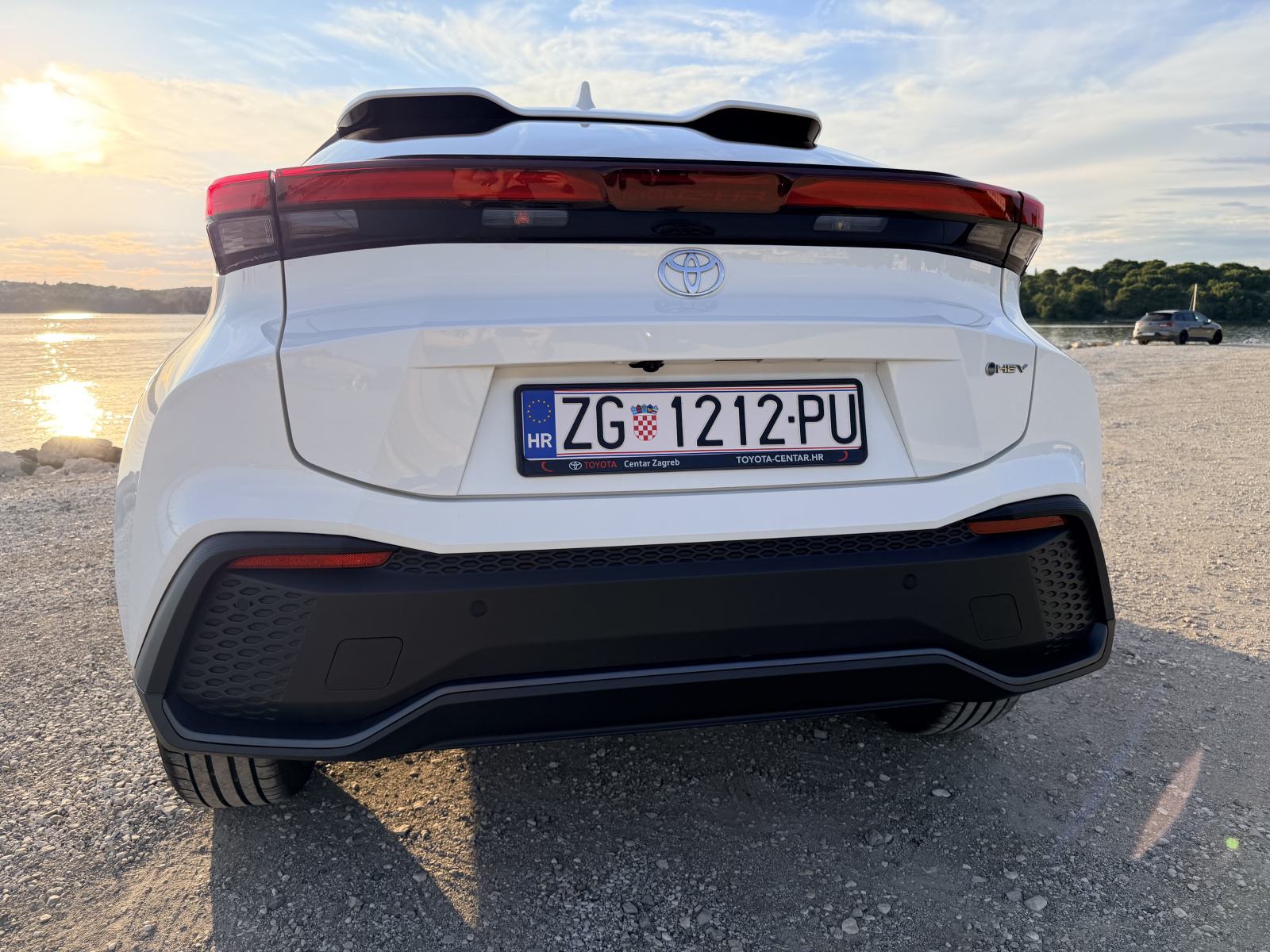 Toyota C-HR 1,8 HEV hybrid, model 2024., prvi vlasnik, RH, fotografija 6