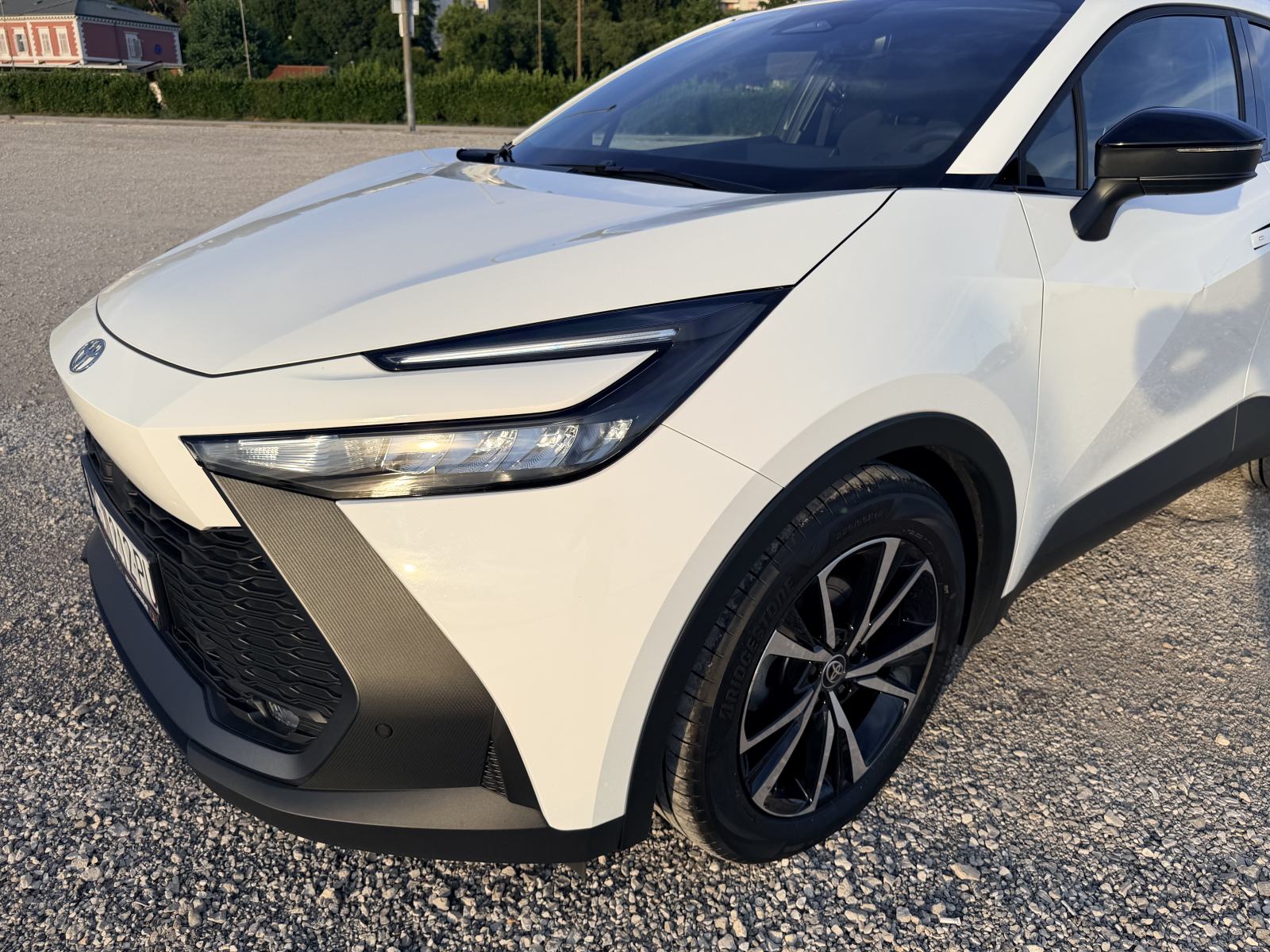 Toyota C-HR 1,8 HEV hybrid, model 2024., prvi vlasnik, RH, fotografija 3