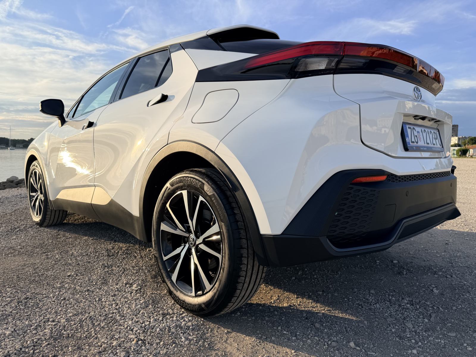 Toyota C-HR 1,8 HEV hybrid, model 2024., prvi vlasnik, RH, fotografija 5
