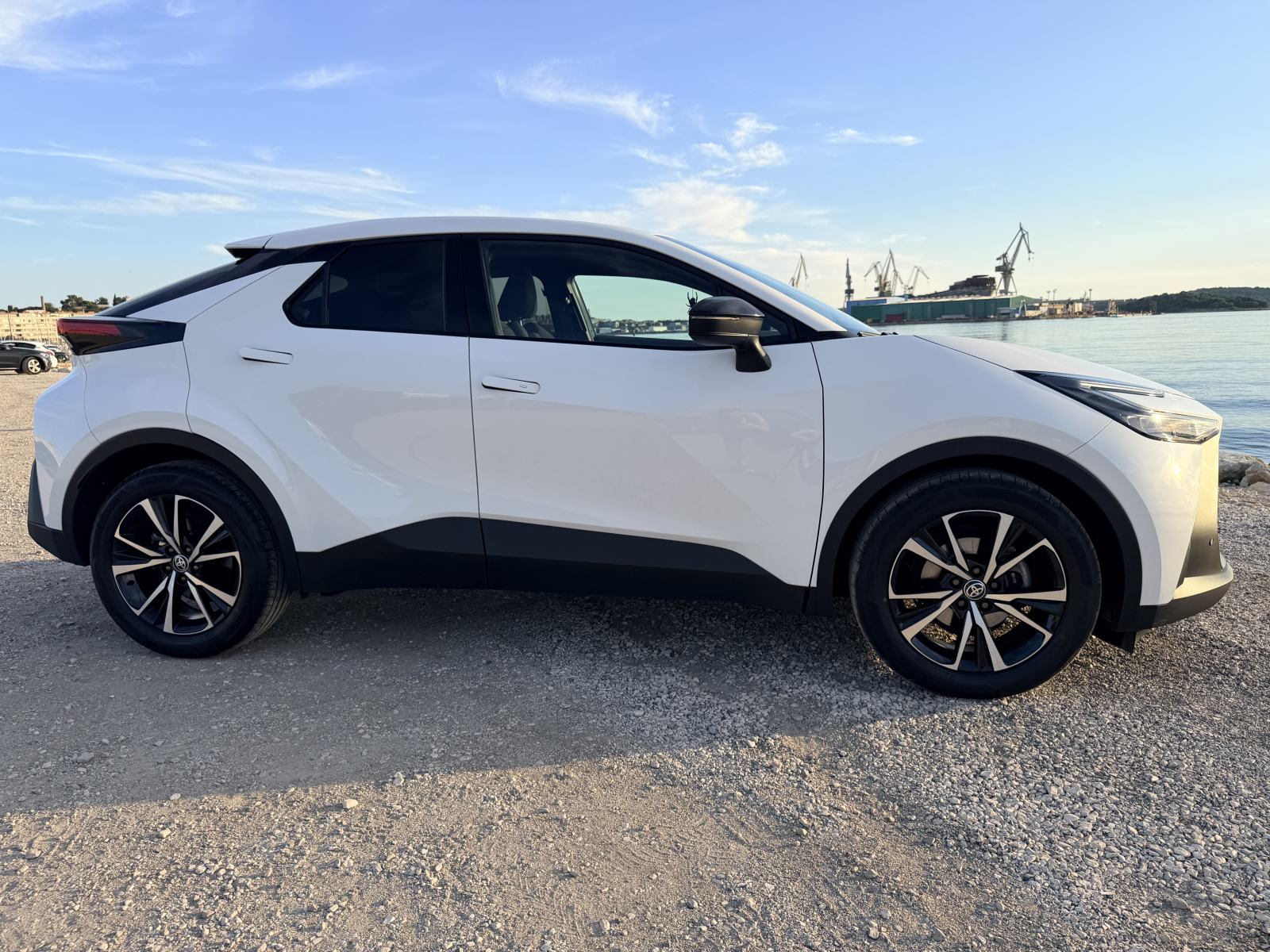 Toyota C-HR 1,8 HEV hybrid, model 2024., prvi vlasnik, RH, fotografija 8
