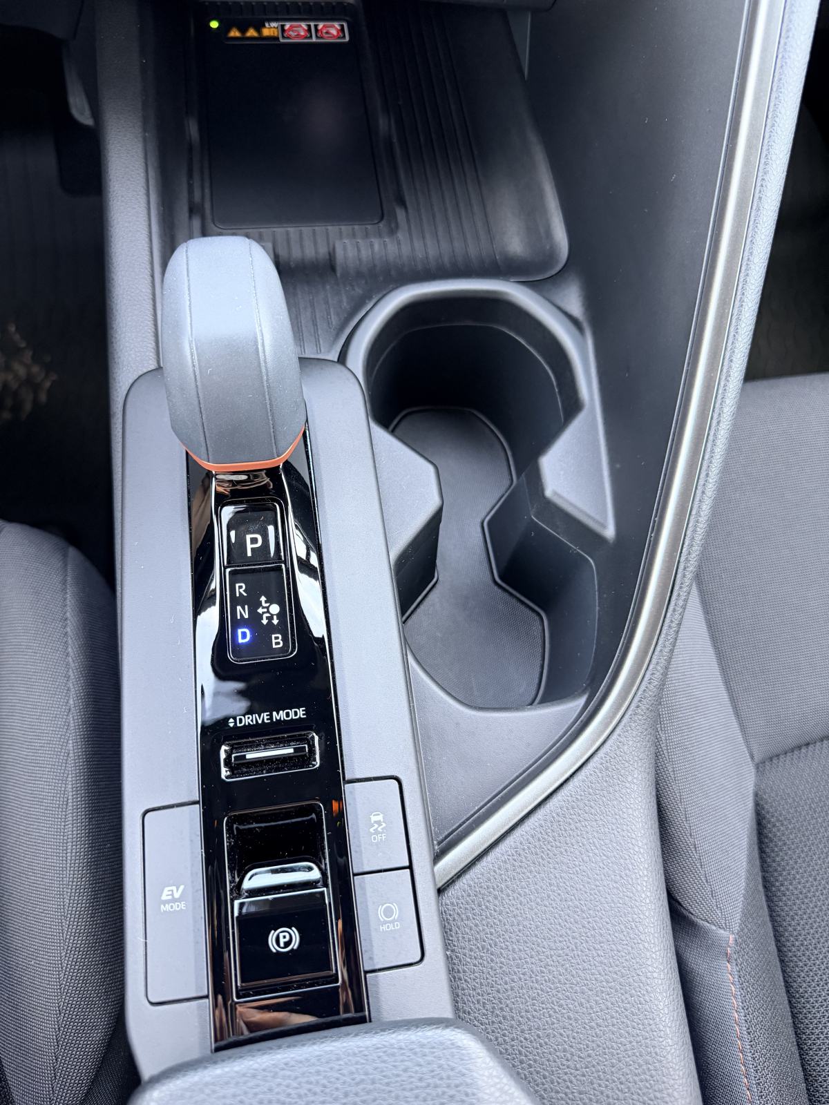Toyota C-HR 1,8 HEV hybrid, model 2024., prvi vlasnik, RH, fotografija 11