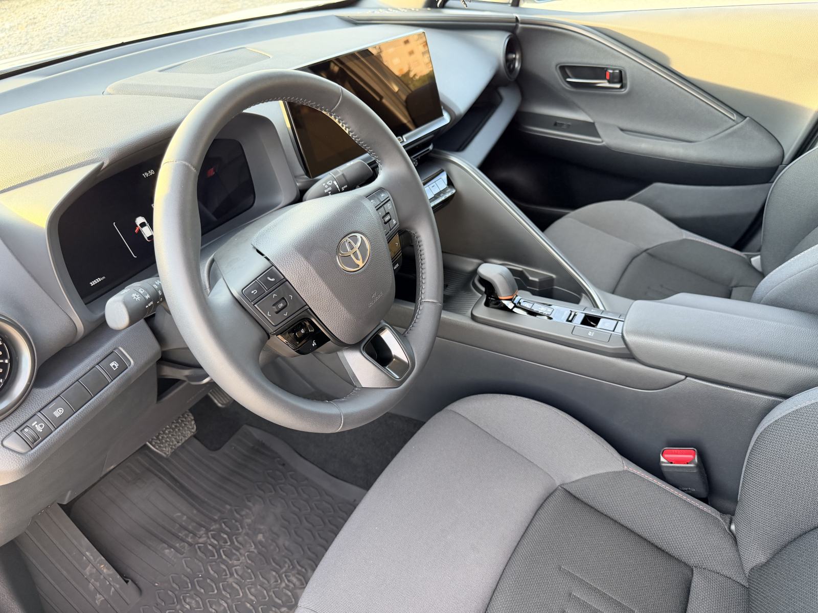 Toyota C-HR 1,8 HEV hybrid, model 2024., prvi vlasnik, RH, fotografija 12