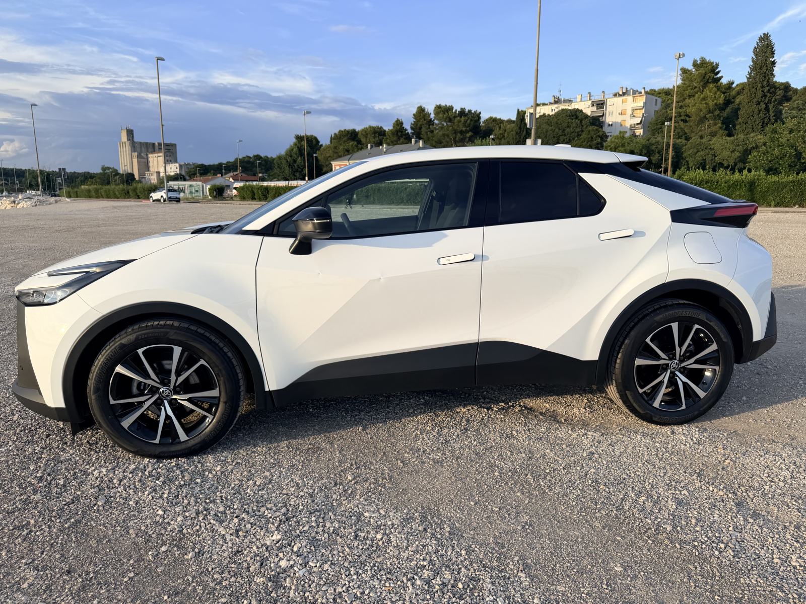 Toyota C-HR 1,8 HEV hybrid, model 2024., prvi vlasnik, RH, fotografija 4