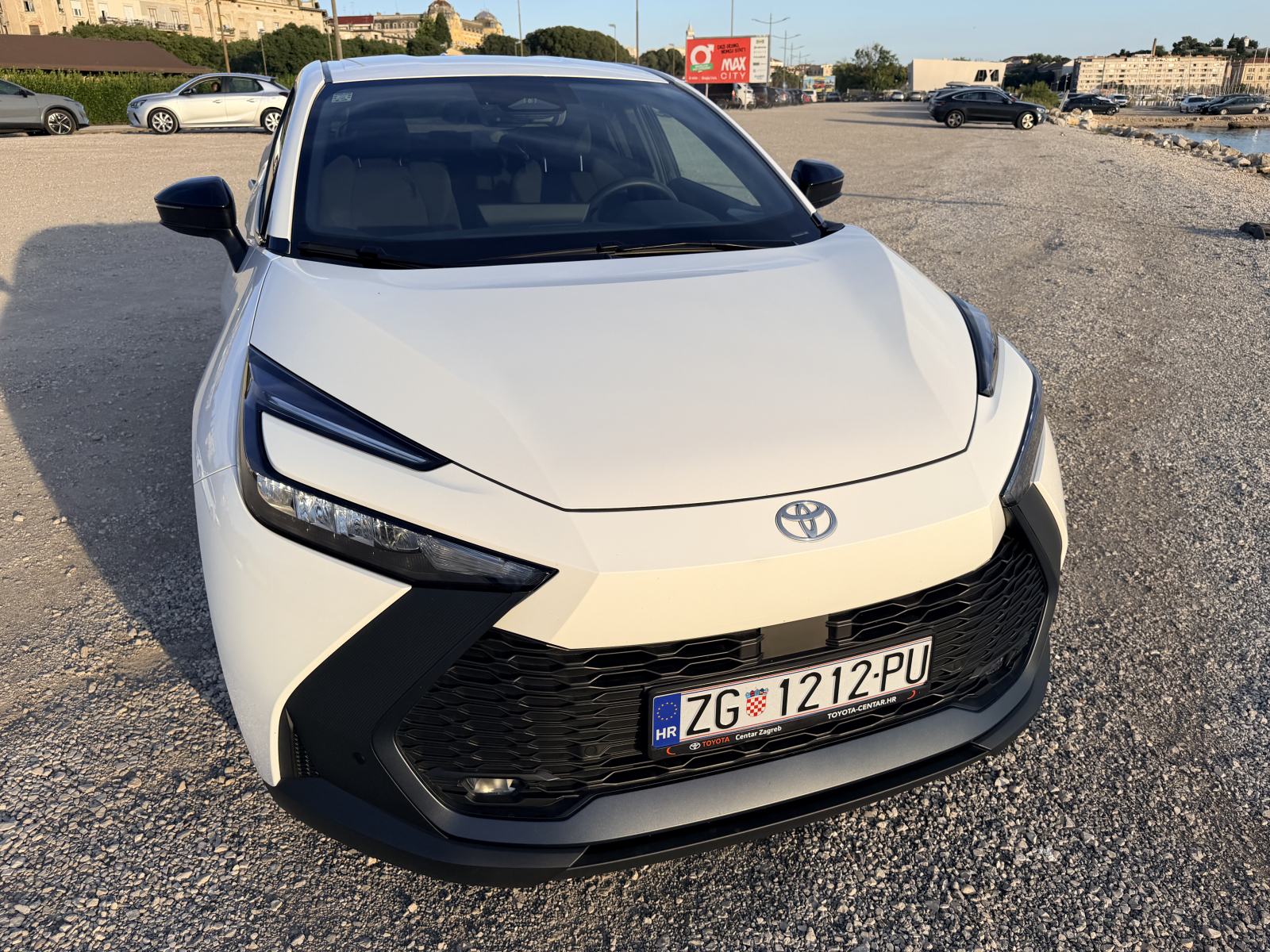 Toyota C-HR 1,8 HEV hybrid, model 2024., prvi vlasnik, RH, fotografija 1