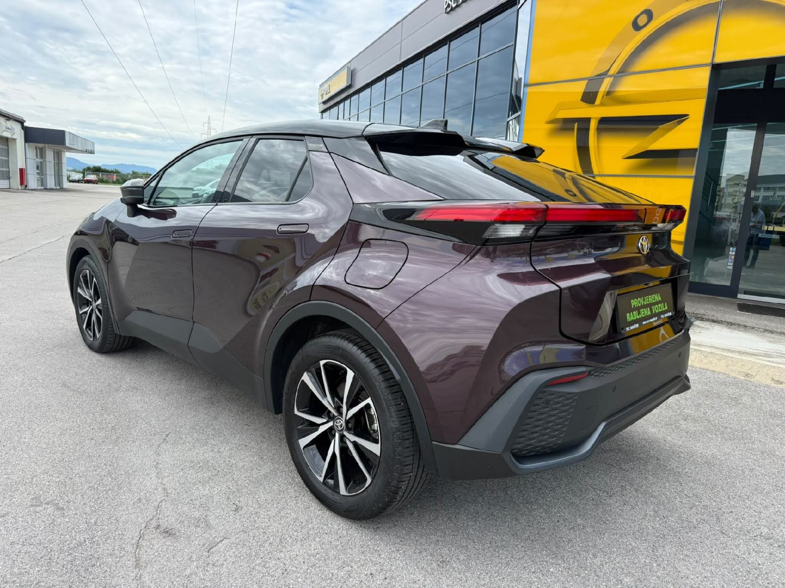 Toyota C-HR 1.8 Hibrid 72kw - Provjerena rabljena vozila!, fotografija 2