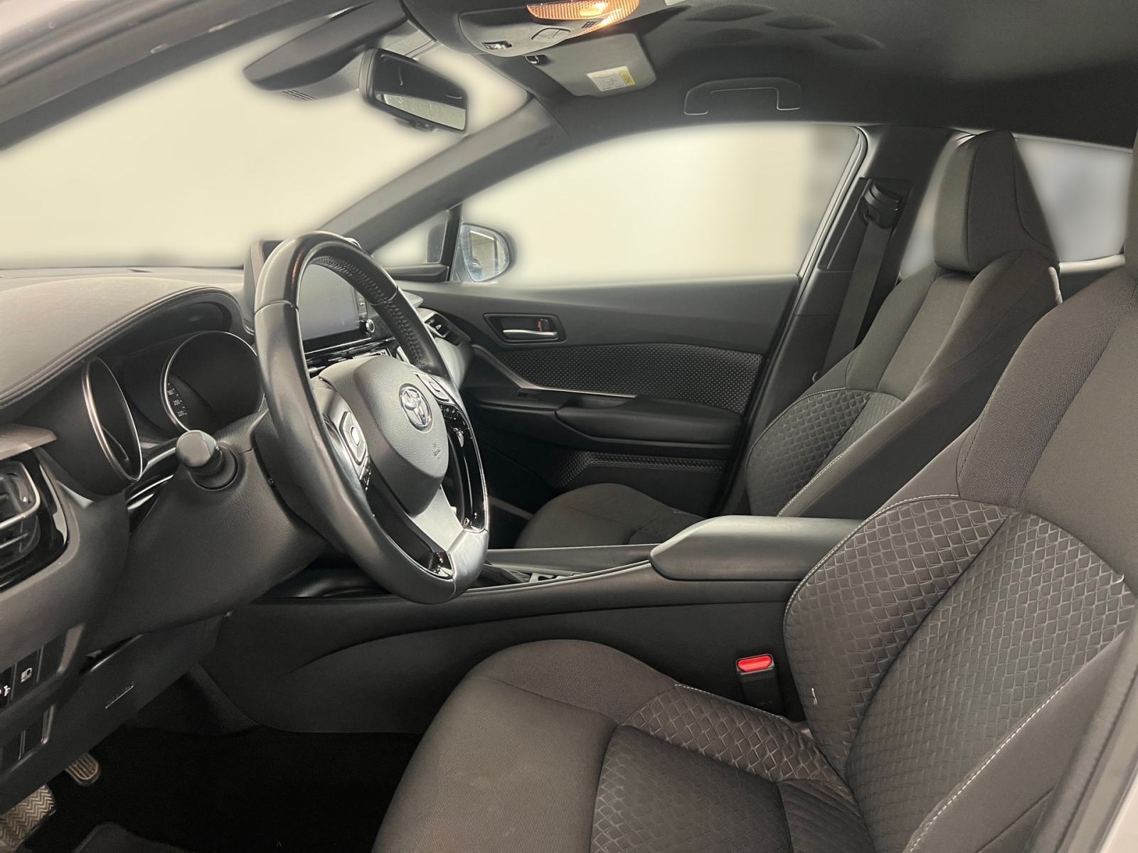 Toyota C-Hr 1.8 HYBRID - 3 godine jamstva, fotografija 13