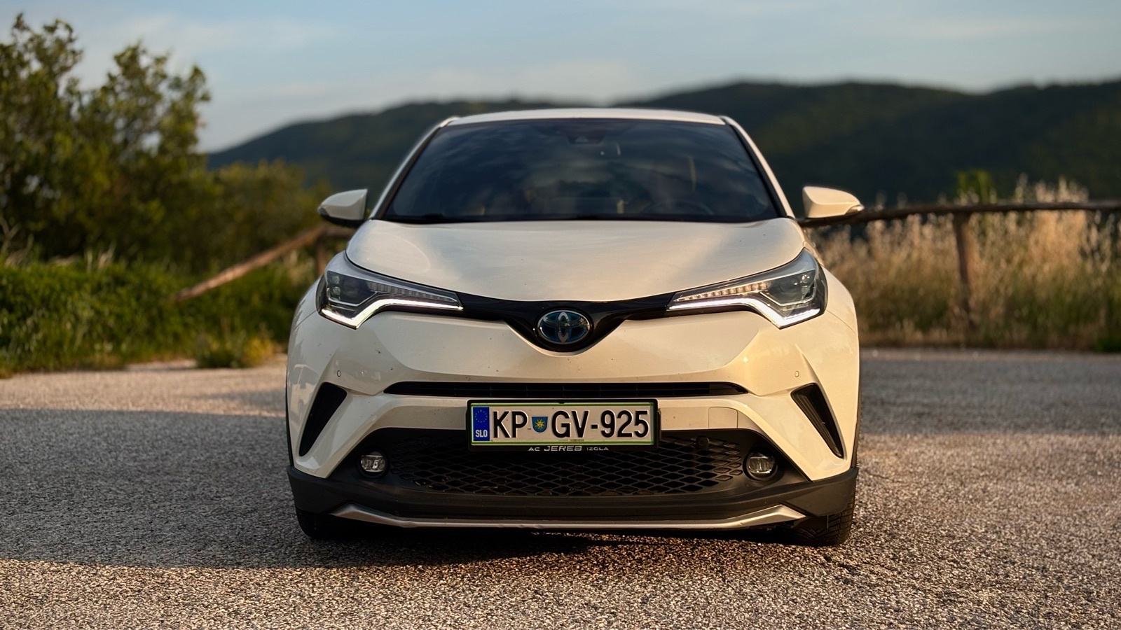 Toyota C-HR 1,8 VVT-i automatik, fotografija 2