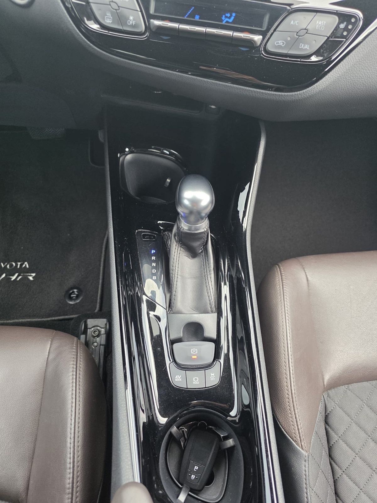 Toyota C-HR 1,8 VVT-i automatik, fotografija 2