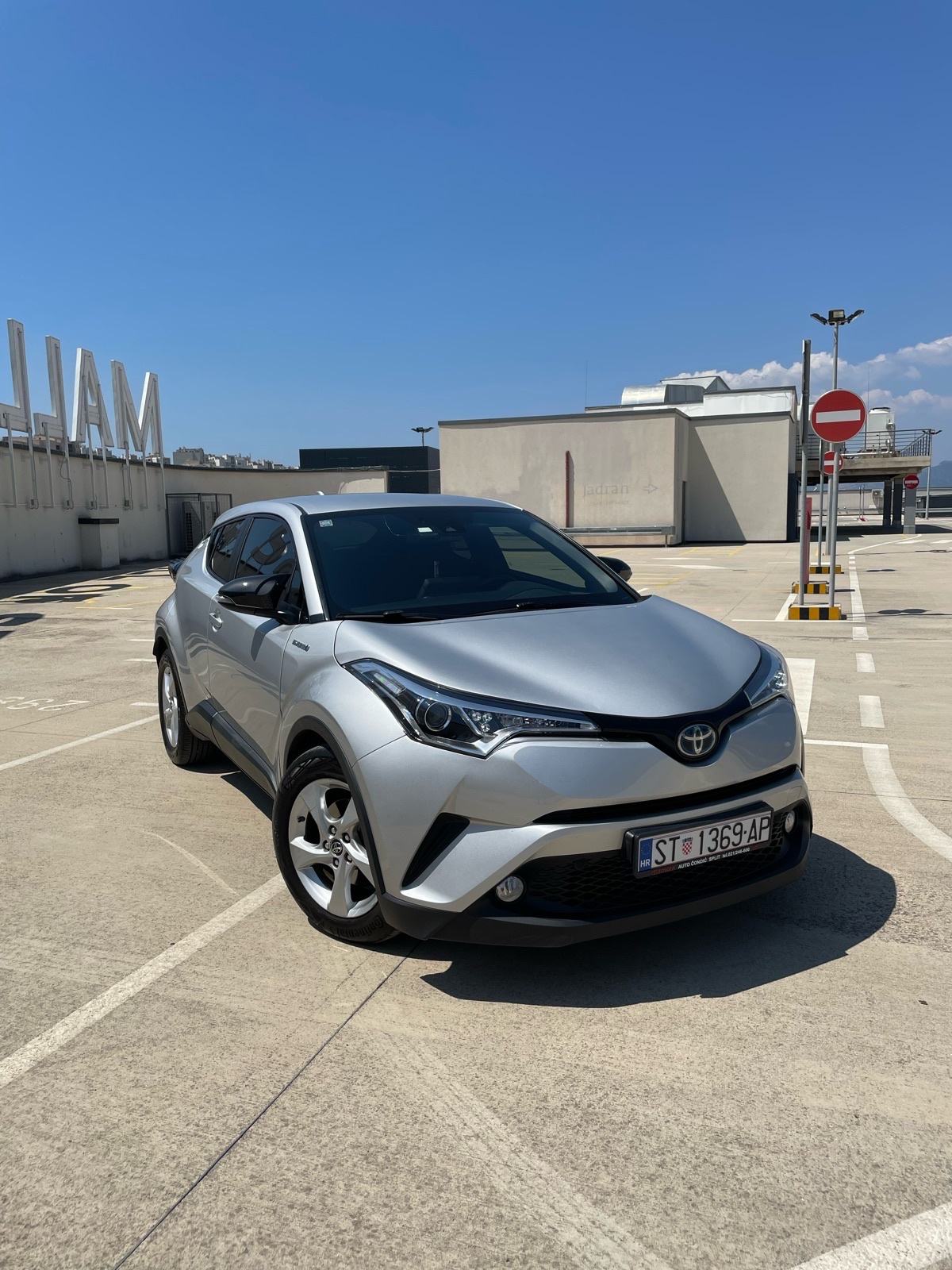 Toyota C-HR 1,8 VVT-i automatik HR AUTO, pogled izvana - slika 1