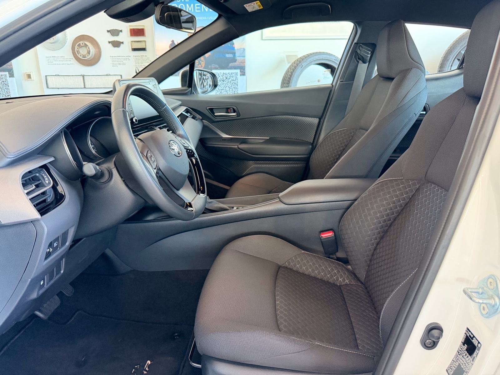 Toyota C-HR 1,8 VVT-i Hybrid, fotografija 8