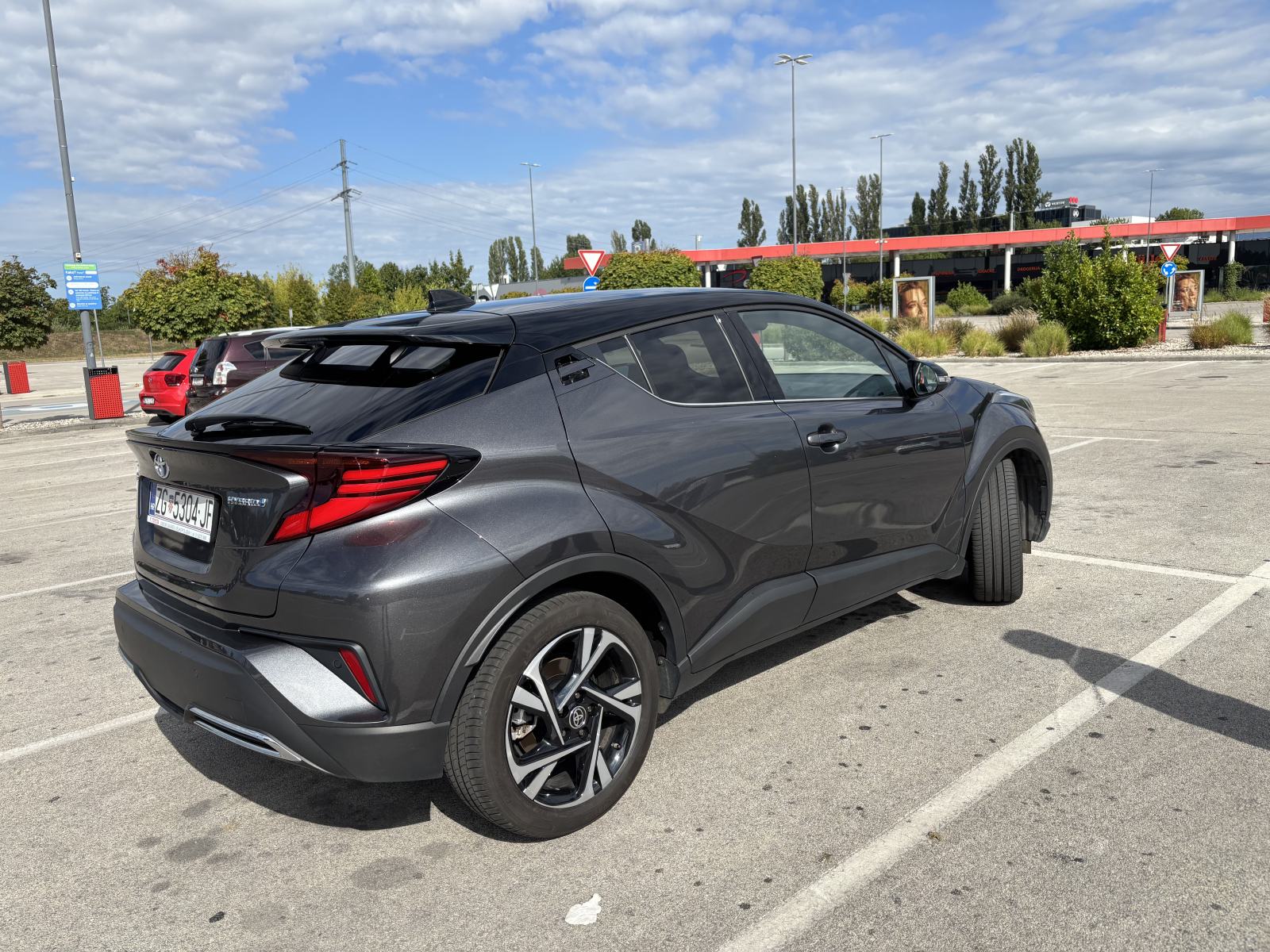 C-HR 2.0 HEV CLUB ALCANTARA ASSIST e-CVT 184KS...SERVISNA /JAMSTVO, fotografija 3