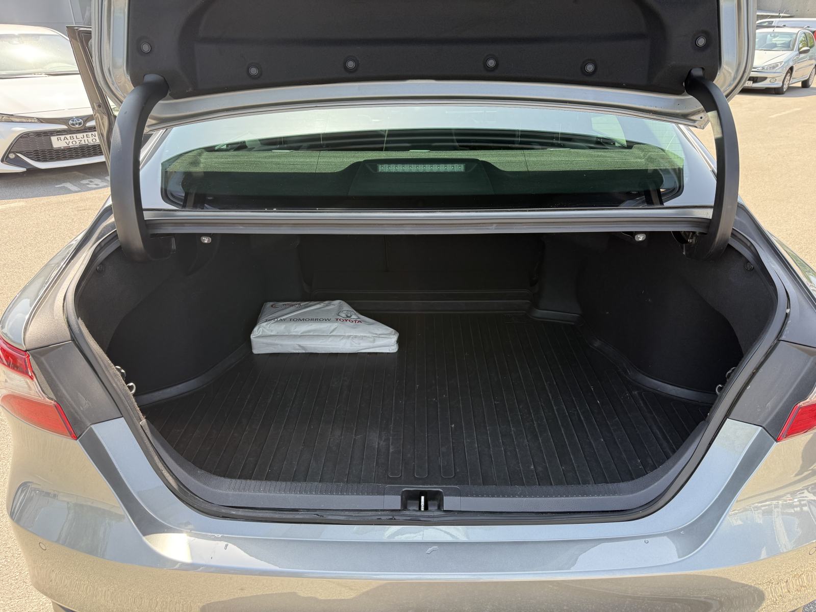 Toyota Camry Hybrid 2,5 Sol, fotografija 11