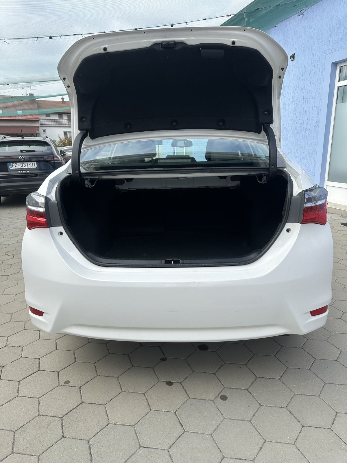 Toyota Corolla 1,4D- REG.-HR.AUTO-NOVE GUME-PUNO OPREME, fotografija 5