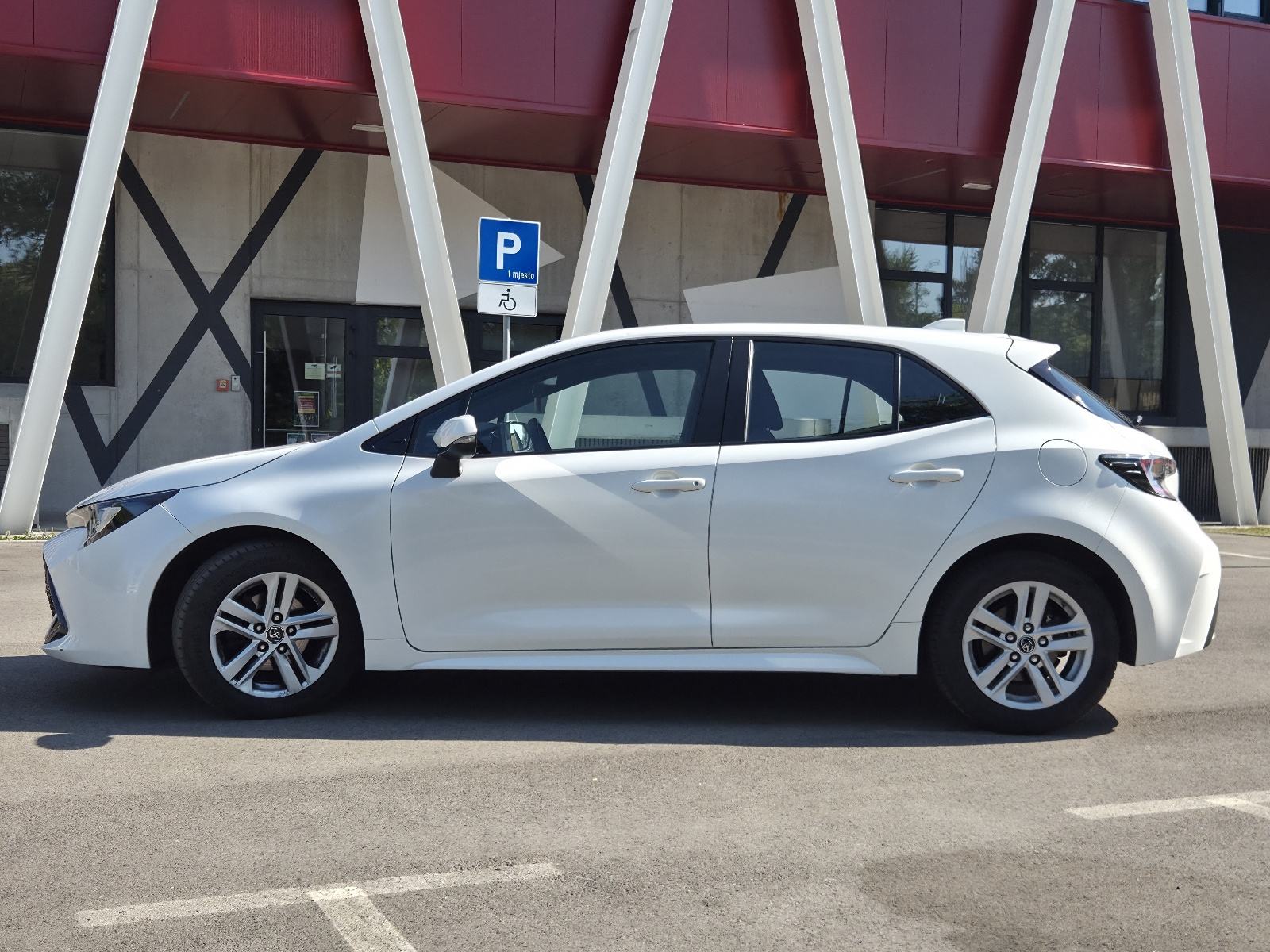 Toyota Corolla Hatchback 1.2 Turbo Luna • 80.670 km, fotografija 6