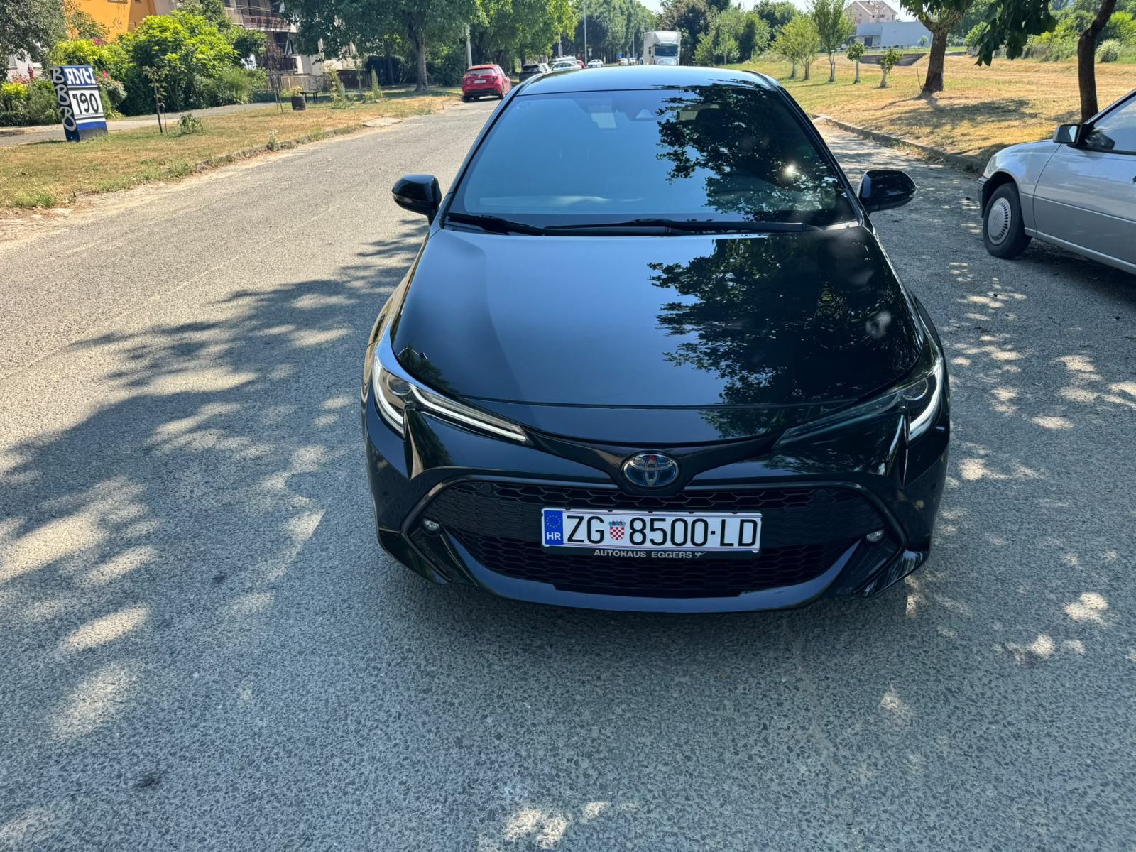 Toyota Corolla hybrid , team deutschland , 34.000km, top stanje, fotografija 10