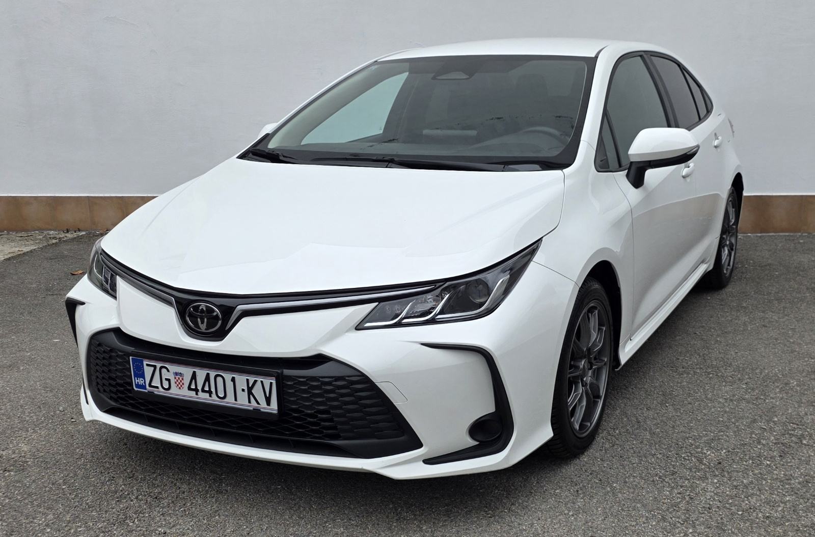 Toyota Corolla Sedan 1,5 VVT-i * NIJE UVOZ * KAMERA * RADAR *, fotografija 1