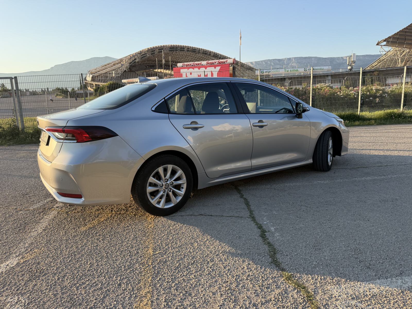 Toyota Corolla Sedan 1,5 VVT-i (bogata LUNA oprema), fotografija 6
