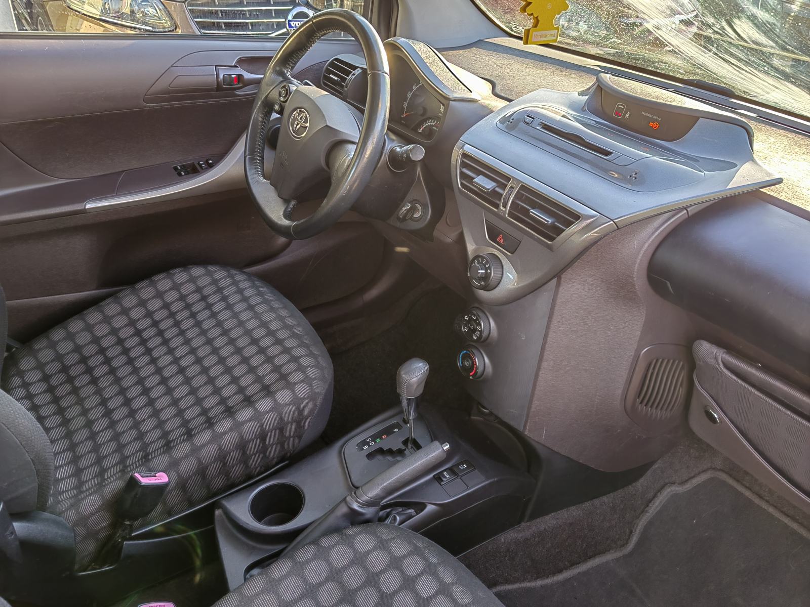 Toyota iQ 1,0 VVT-i automatik, fotografija 5
