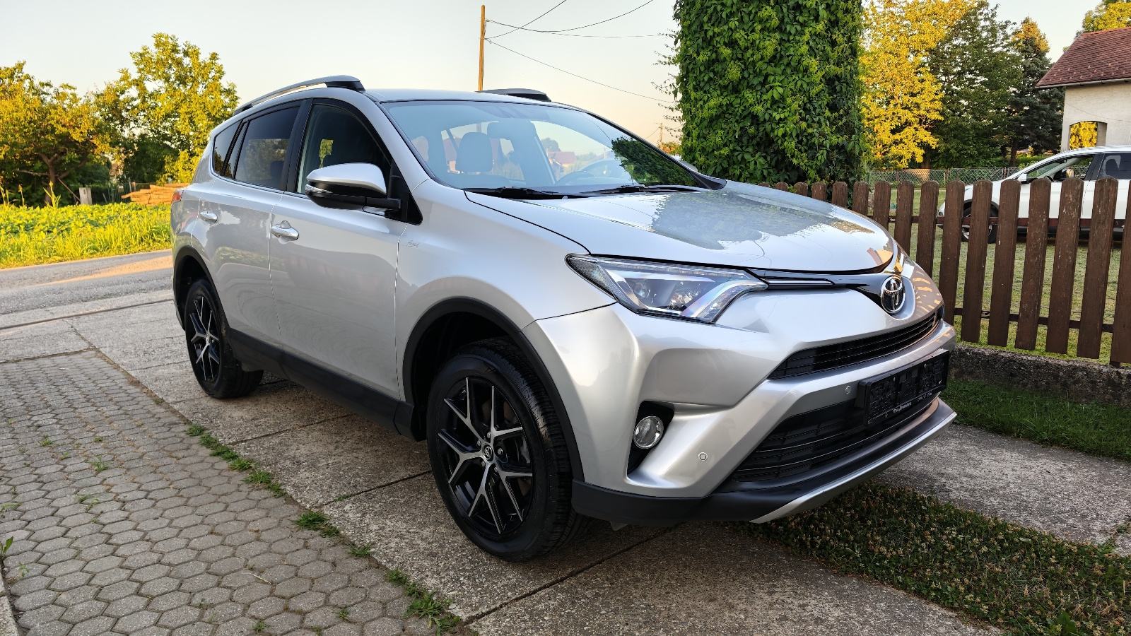 Toyota RAV4 2,0 D-4D Style. 74.000km. Full LED. Navi, fotografija 3