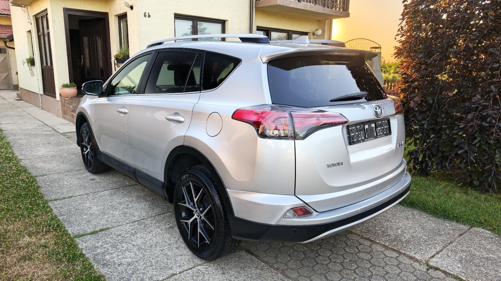 Toyota RAV4 2,0 D-4D Style. 74.000km. Full LED. Navi, fotografija 4