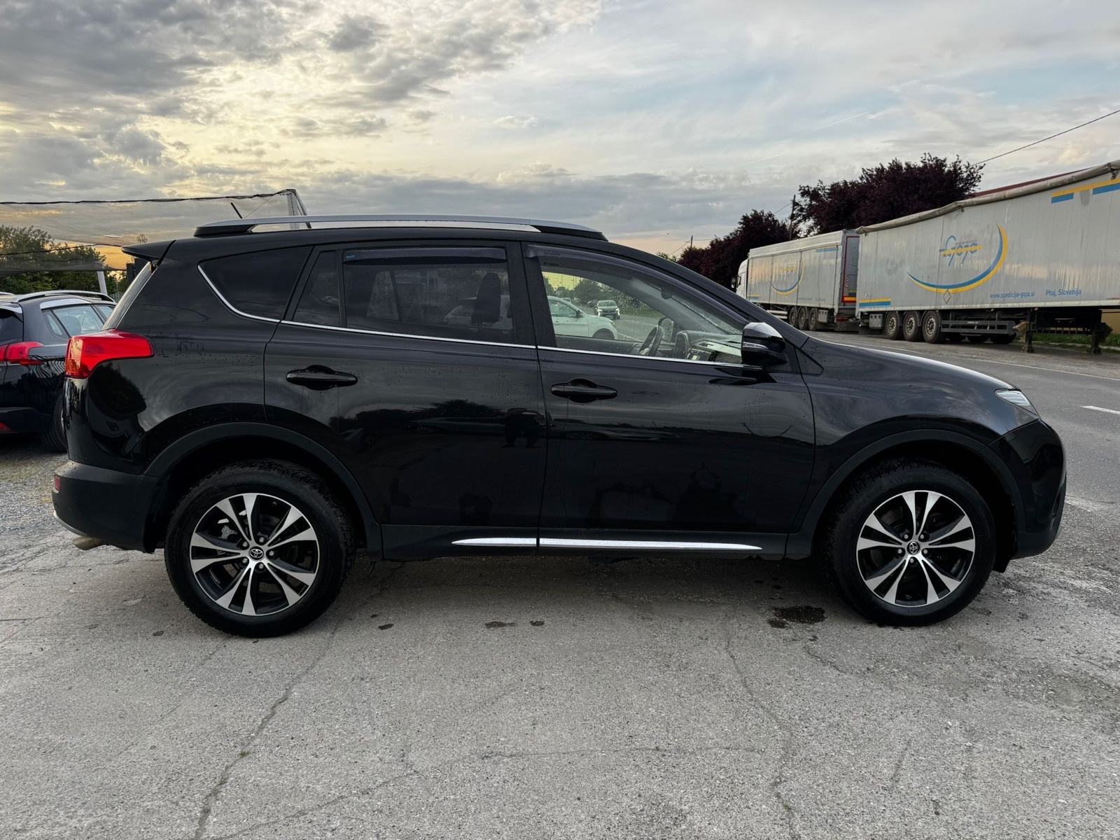 Toyota RAV4 2,2 automatik, servisna povijest, navi, alu, gr.sjedala, fotografija 3