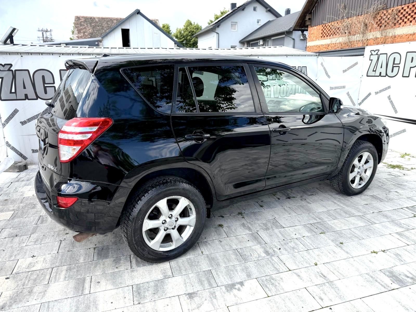 Toyota RAV4 2,2 D-4D 4x4 == ODLIČAN AUTO == KRED- KART**HR- AUTO**, fotografija 11