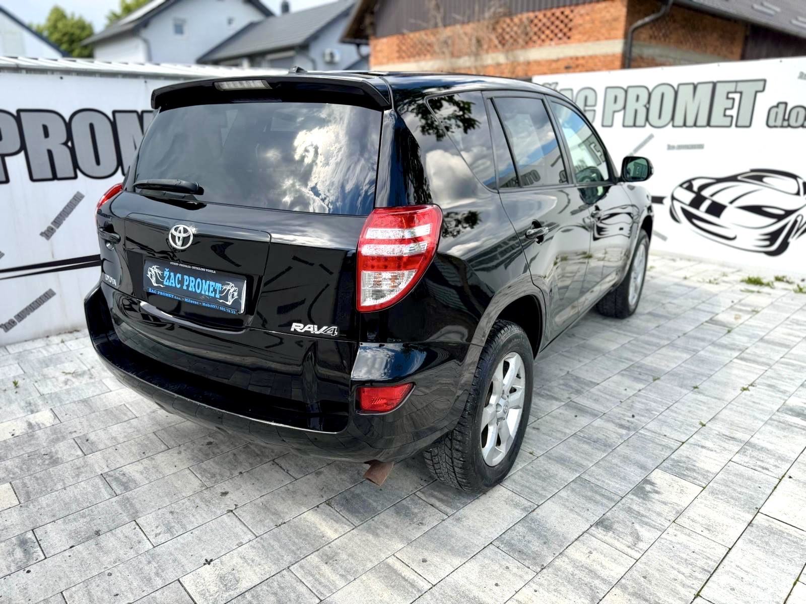 Toyota RAV4 2,2 D-4D 4x4 == ODLIČAN AUTO == KRED- KART**HR- AUTO**, fotografija 12