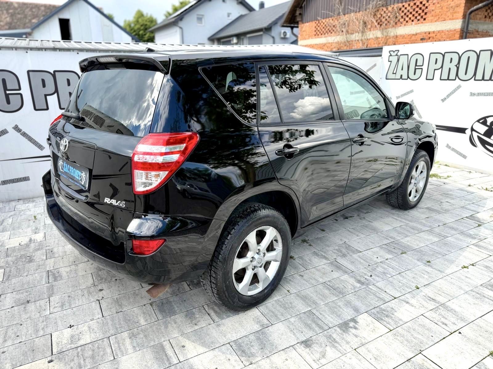 Toyota RAV4 2,2 D-4D 4x4 == ODLIČAN AUTO == KRED- KART**HR- AUTO**, fotografija 13