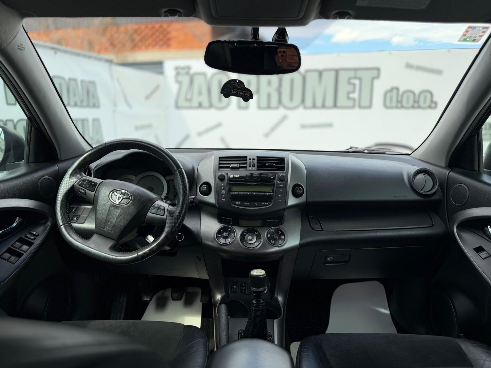 Toyota RAV4 2,2 D-4D 4x4 == ODLIČAN AUTO == KRED- KART**HR- AUTO**, fotografija 14