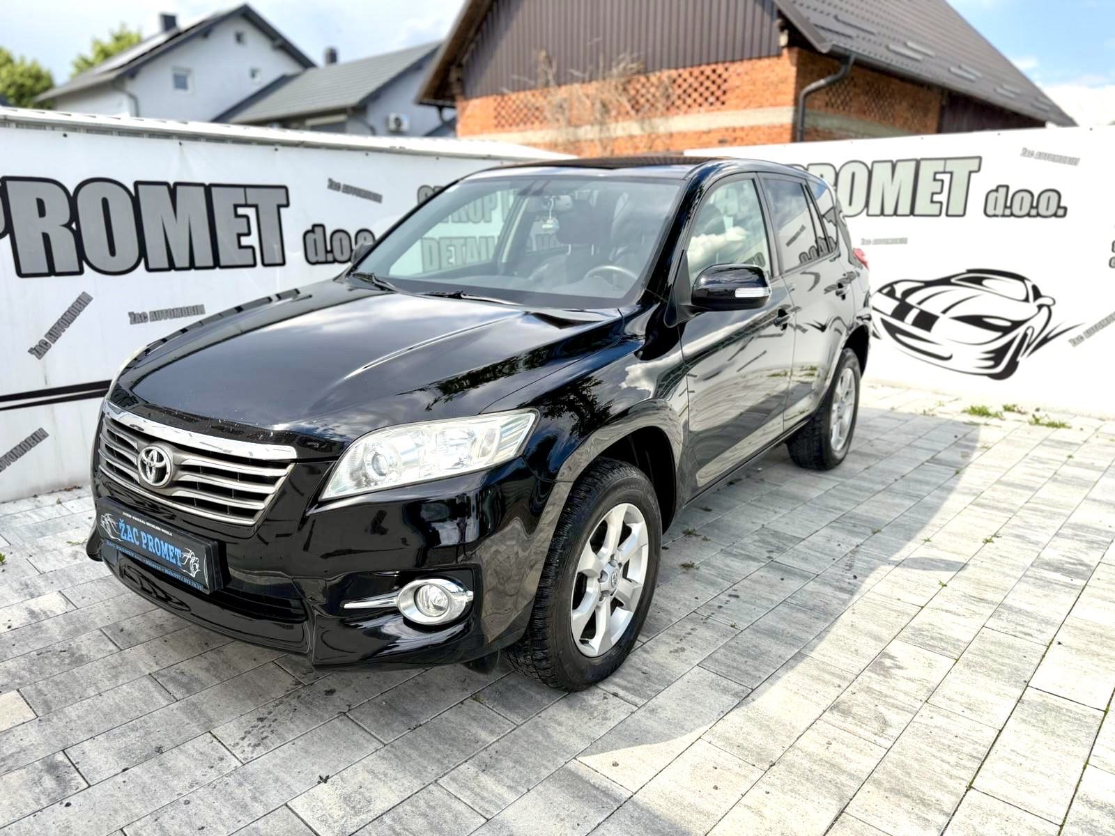 Toyota RAV4 2,2 D-4D 4x4 == ODLIČAN AUTO == KRED- KART**HR- AUTO**, fotografija 2