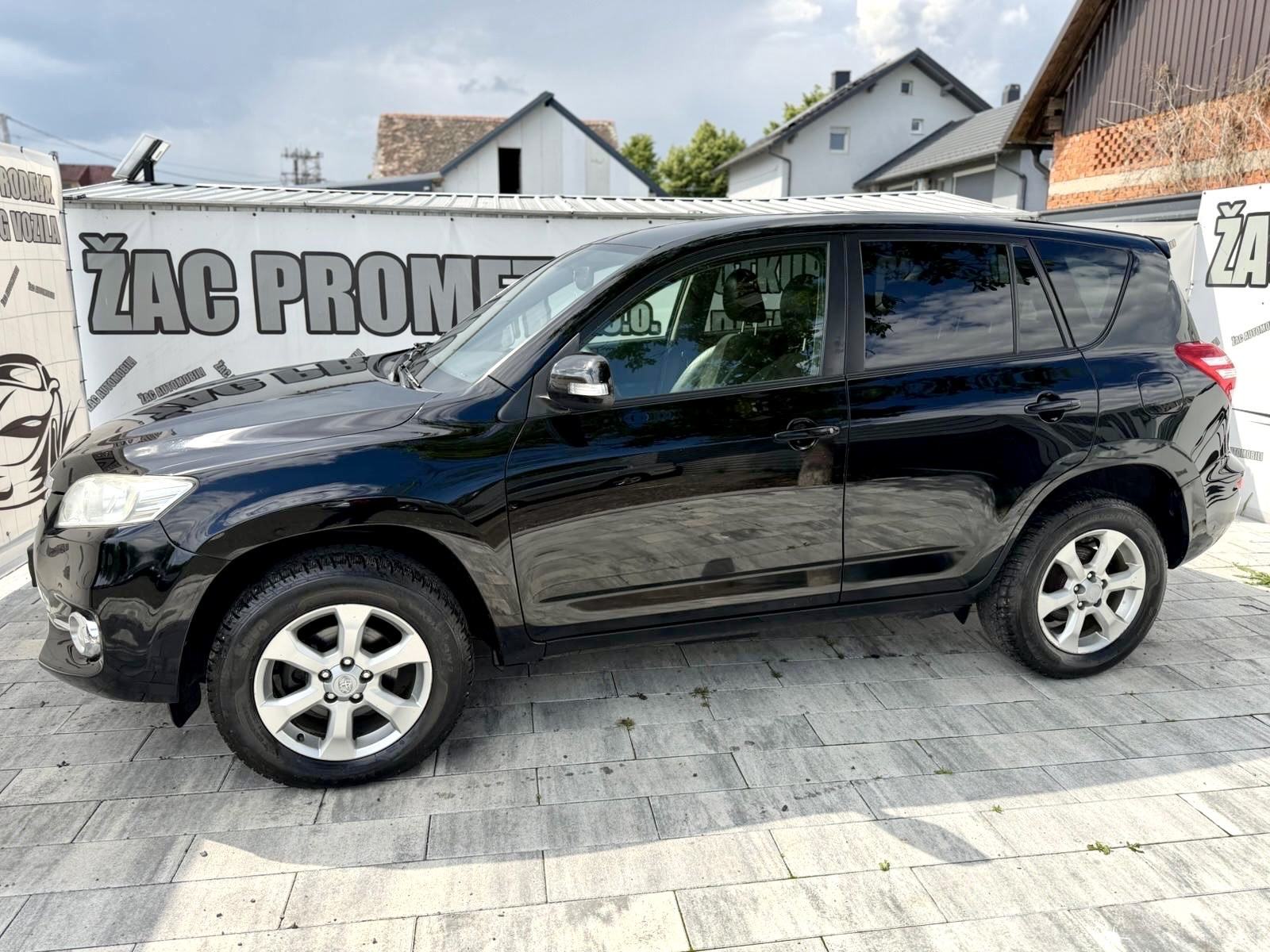 Toyota RAV4 2,2 D-4D 4x4 == ODLIČAN AUTO == KRED- KART**HR- AUTO**, fotografija 16