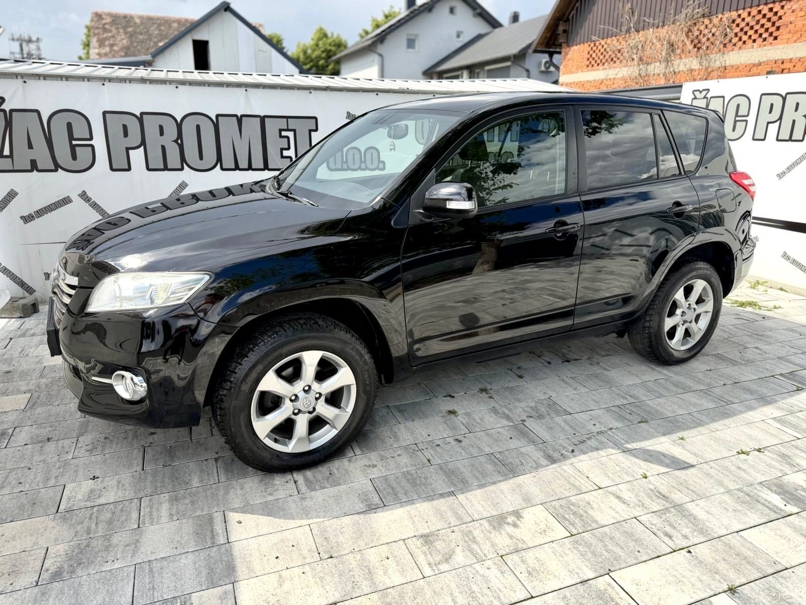 Toyota RAV4 2,2 D-4D 4x4 == ODLIČAN AUTO == KRED- KART**HR- AUTO**, fotografija 17