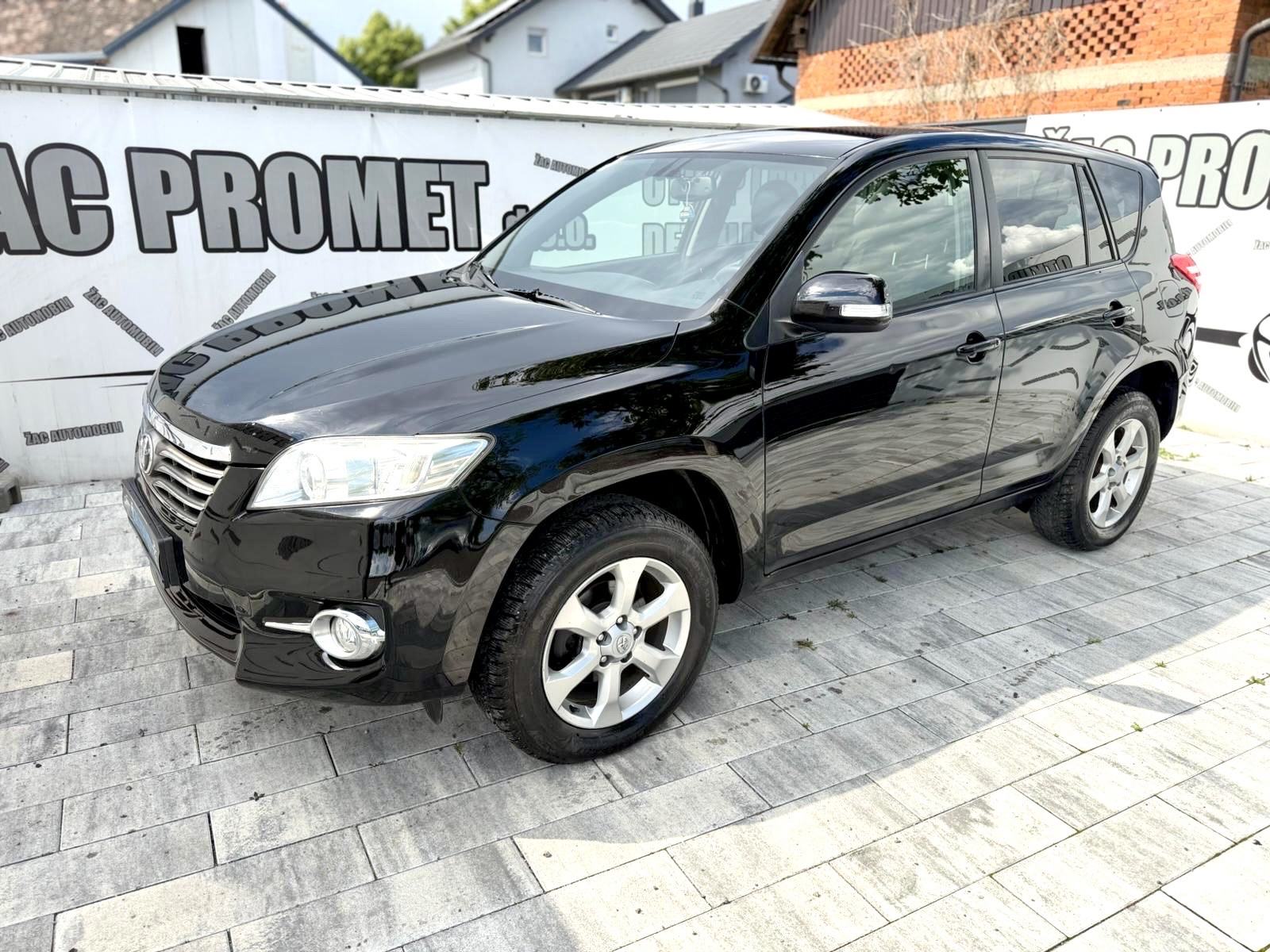 Toyota RAV4 2,2 D-4D 4x4 == ODLIČAN AUTO == KRED- KART**HR- AUTO**, fotografija 18