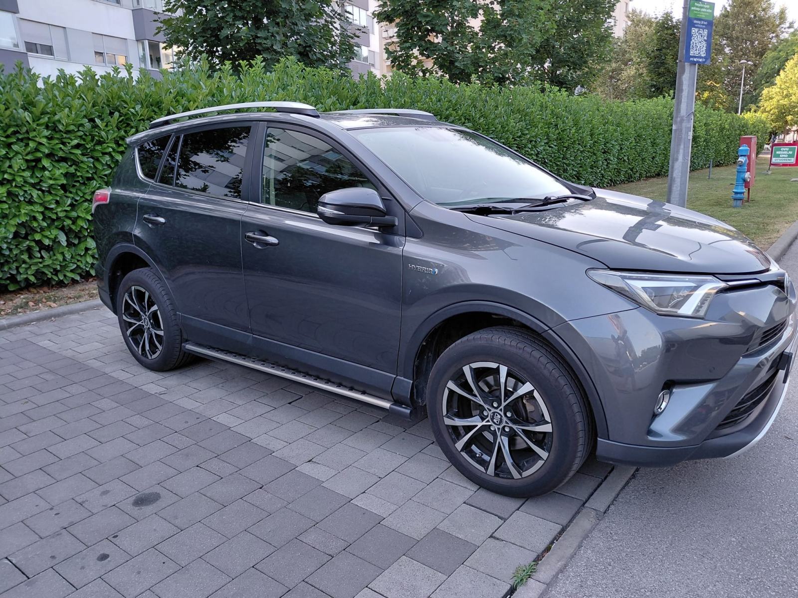 TOYOTA RAV4 2.5 HYBRID AUT. 197 KS • KOŽA • SUNROOF • KAMERA • NAVI, fotografija 2
