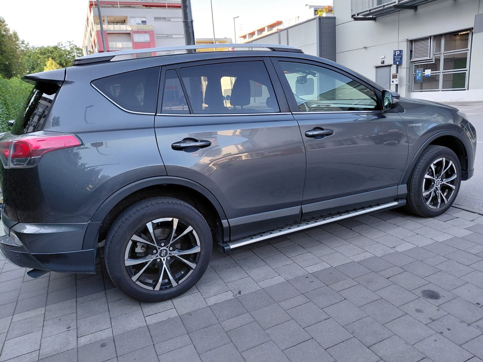 TOYOTA RAV4 2.5 HYBRID AUT. 197 KS • KOŽA • SUNROOF • KAMERA • NAVI, fotografija 4