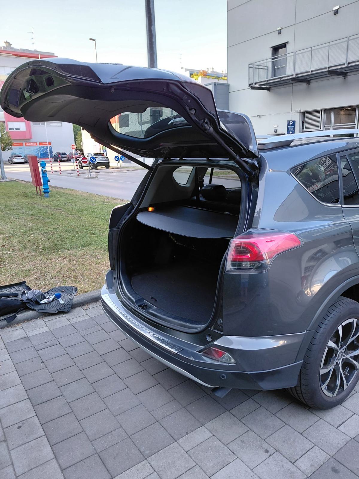 TOYOTA RAV4 2.5 HYBRID AUT. 197 KS • KOŽA • SUNROOF • KAMERA • NAVI, fotografija 9