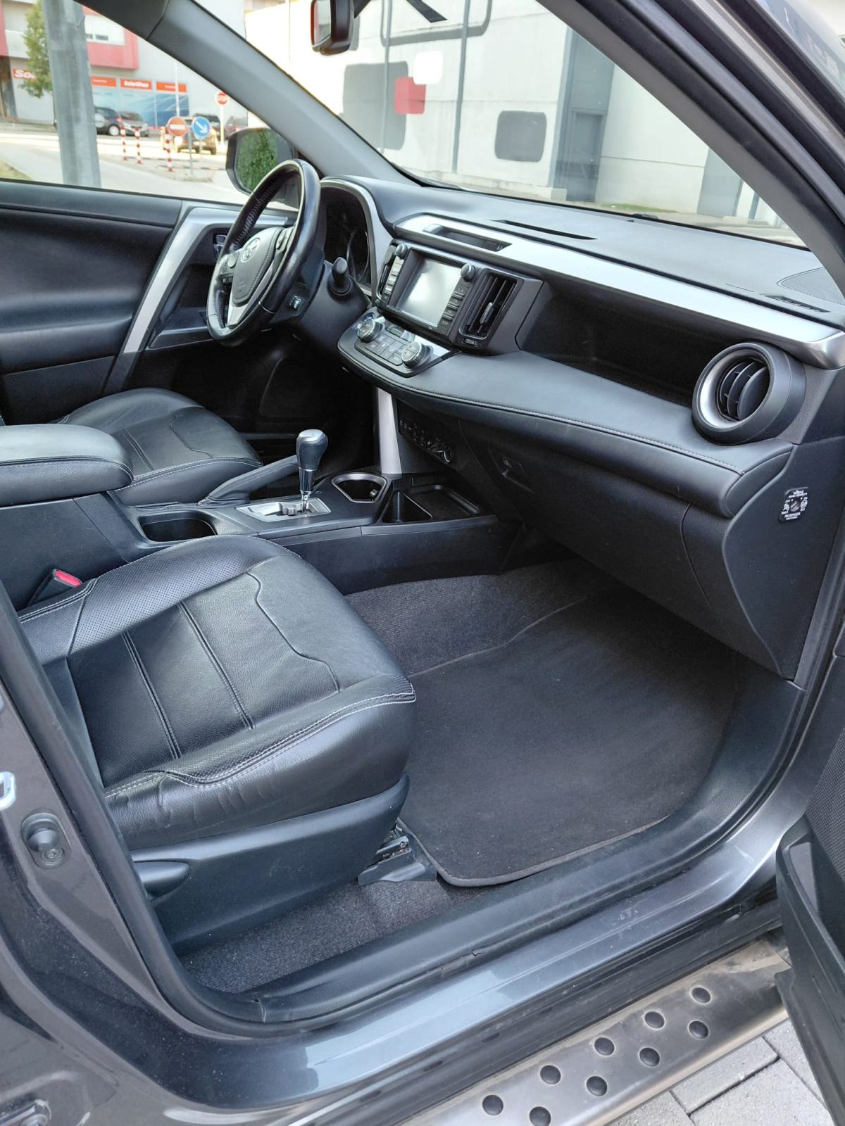 TOYOTA RAV4 2.5 HYBRID AUT. 197 KS • KOŽA • SUNROOF • KAMERA • NAVI, fotografija 12