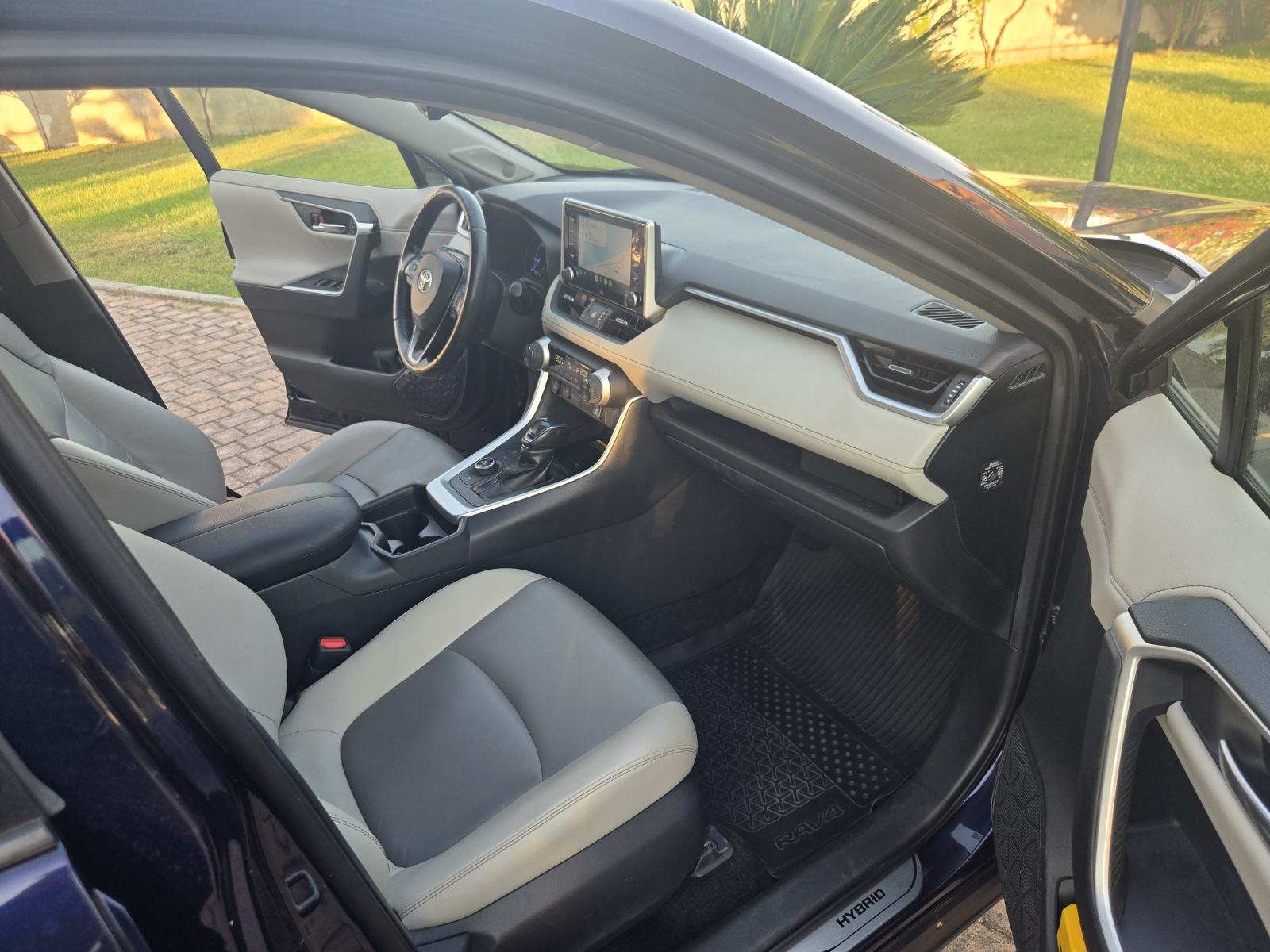 Toyota RAV4 2,5 AWD Hybrid - 4 GOD JAMSTVA, ODLIČNO STANJE!, fotografija 13