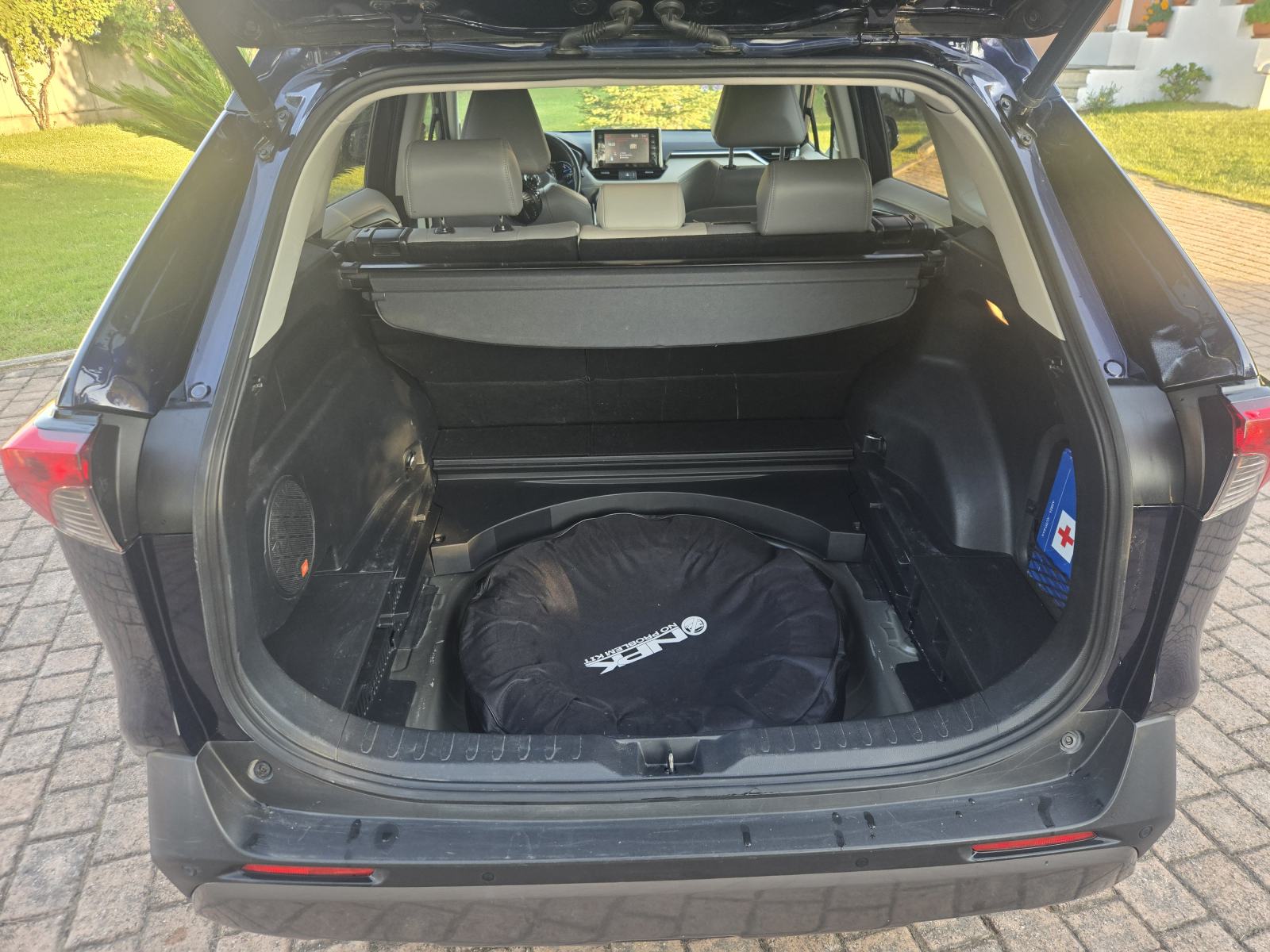 Toyota RAV4 2,5 AWD Hybrid - 4 GOD JAMSTVA, ODLIČNO STANJE!, fotografija 17
