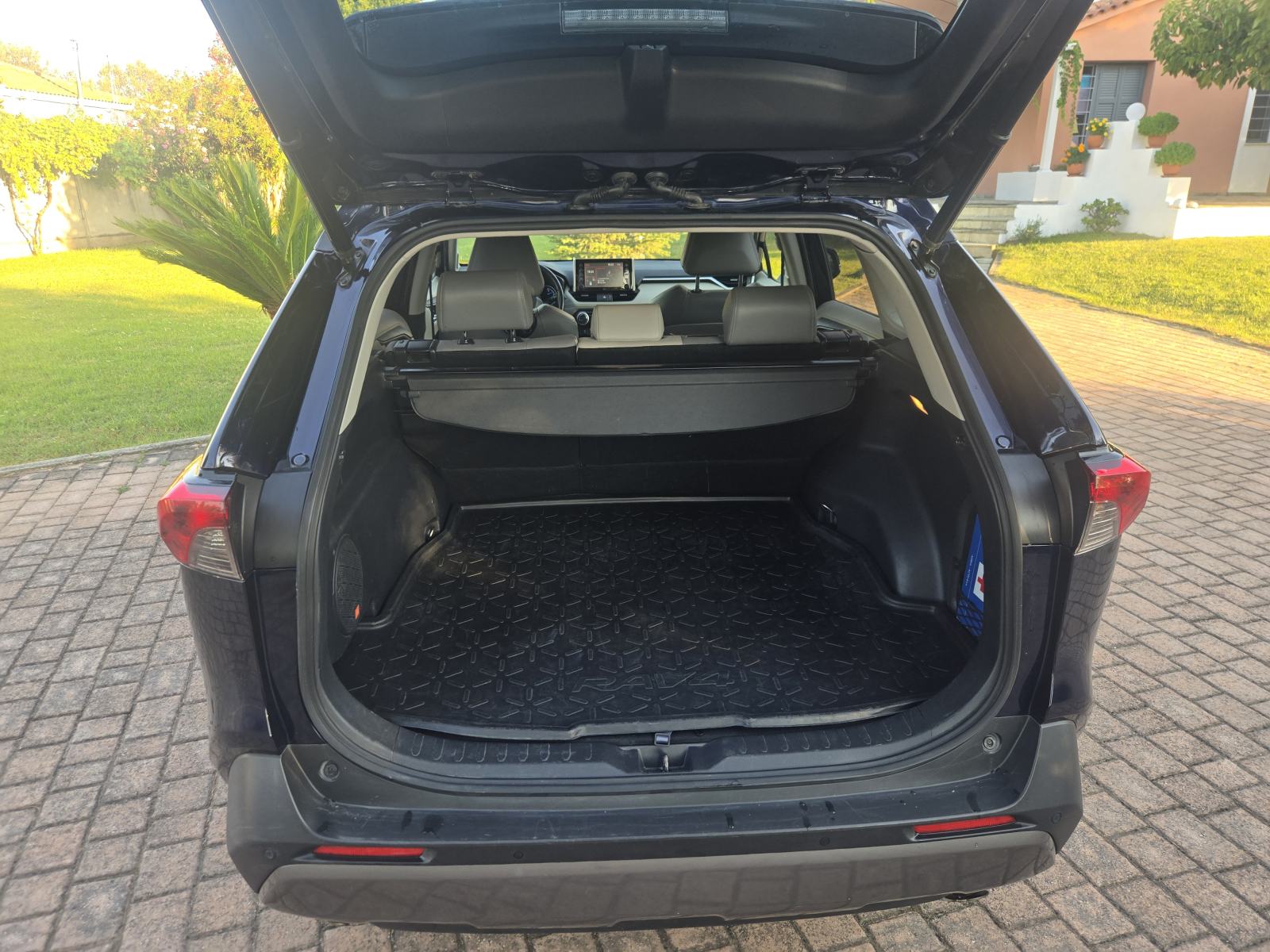 Toyota RAV4 2,5 AWD Hybrid - 4 GOD JAMSTVA, ODLIČNO STANJE!, fotografija 18