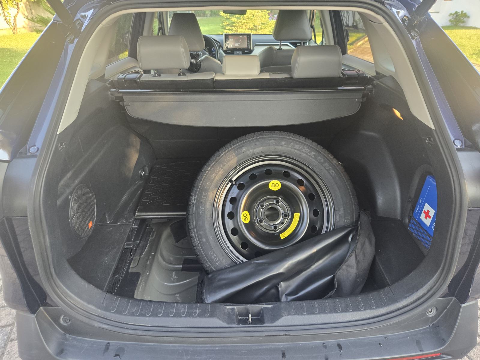 Toyota RAV4 2,5 AWD Hybrid - 4 GOD JAMSTVA, ODLIČNO STANJE!, fotografija 16