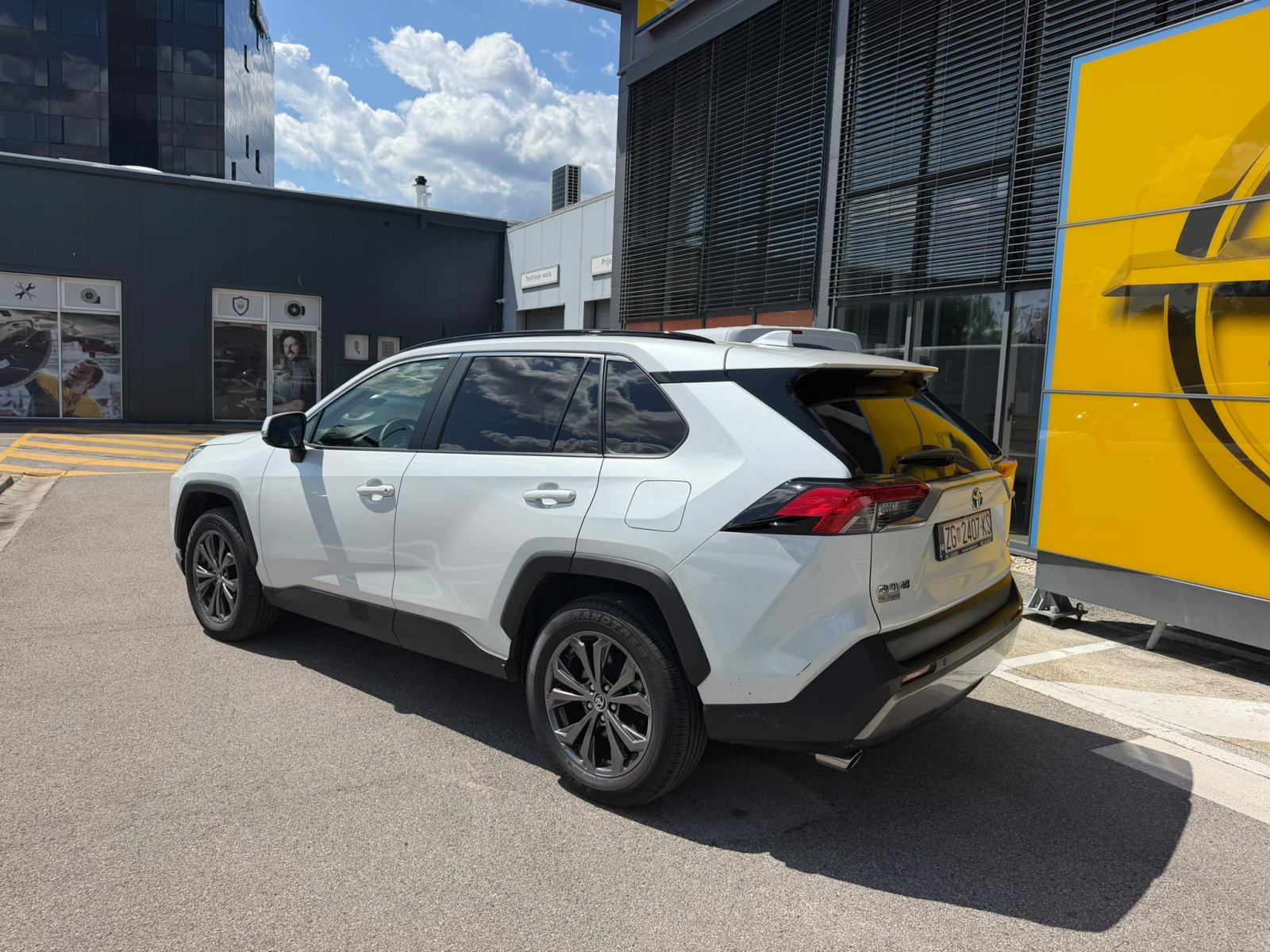 Toyota RAV4 2.5 HSD Active Drive automatik, fotografija 3