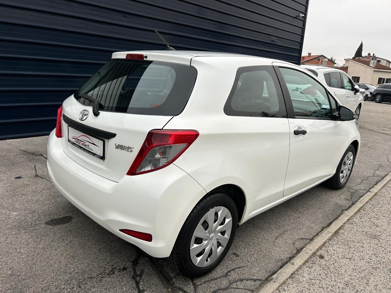 Toyota Yaris 1,0 - 130000km - 2012 - SERVISNA - GARANCIJA - REG 1 GOD!, fotografija 5