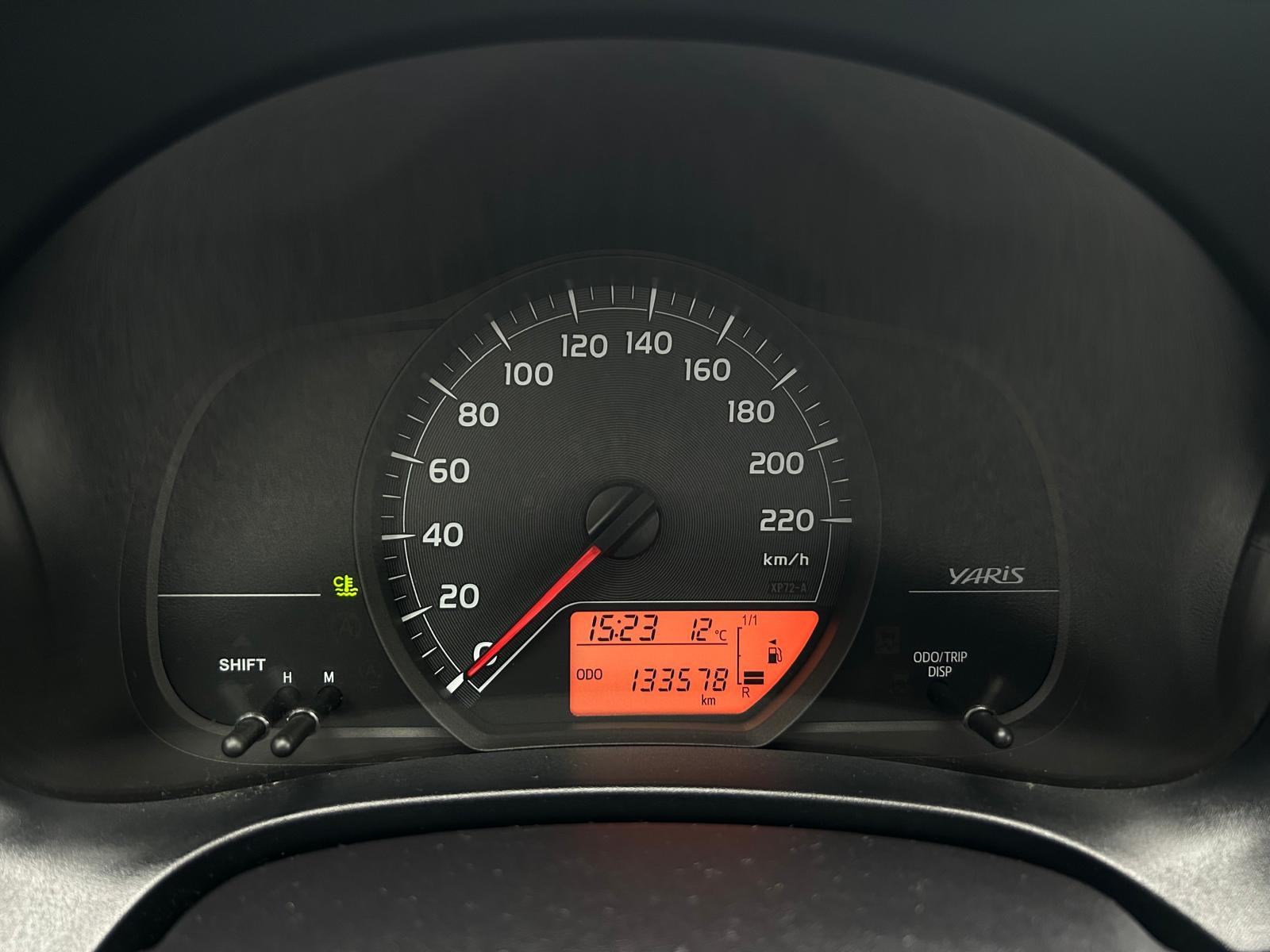 Toyota Yaris 1,0 - 130000km - 2012 - SERVISNA - GARANCIJA - REG 1 GOD!, fotografija 12