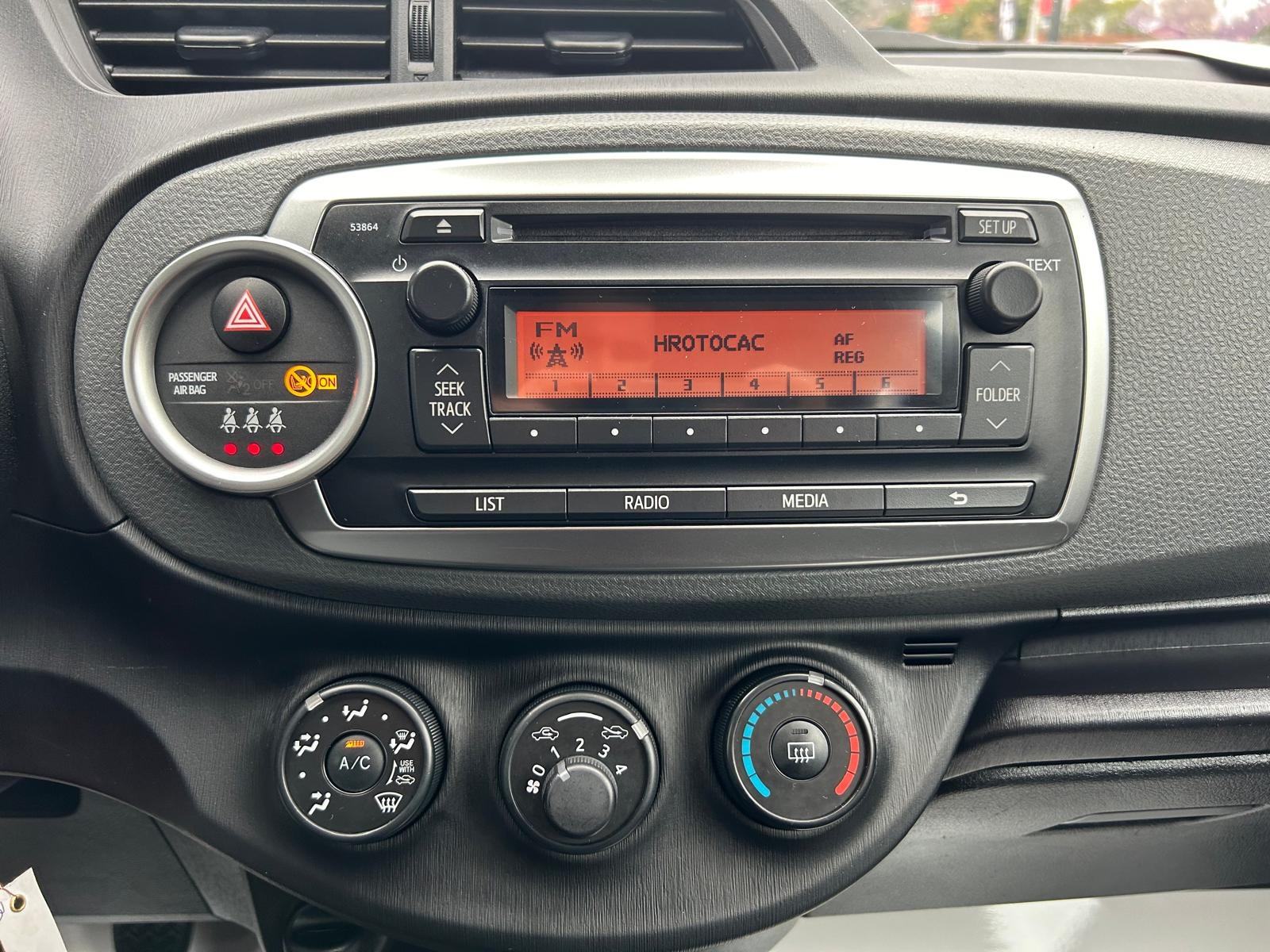 Toyota Yaris 1,0 - 130000km - 2012 - SERVISNA - GARANCIJA - REG 1 GOD!, fotografija 13