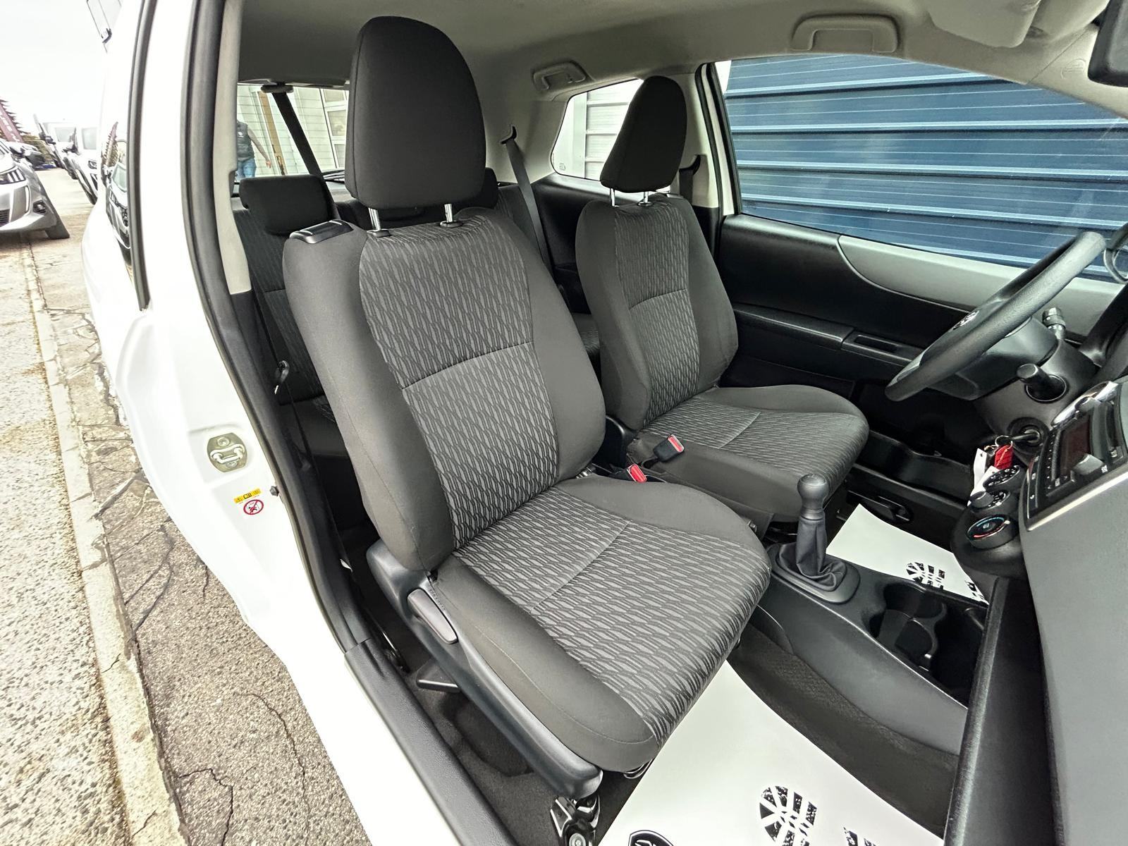 Toyota Yaris 1,0 - 130000km - 2012 - SERVISNA - GARANCIJA - REG 1 GOD!, fotografija 18