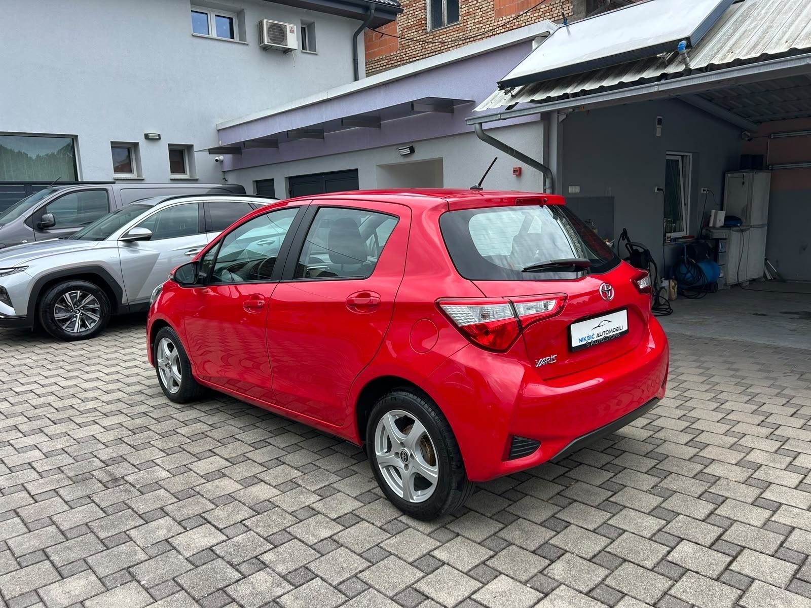 Toyota Yaris 1,0 *garancija na km, servisna..*, fotografija 3